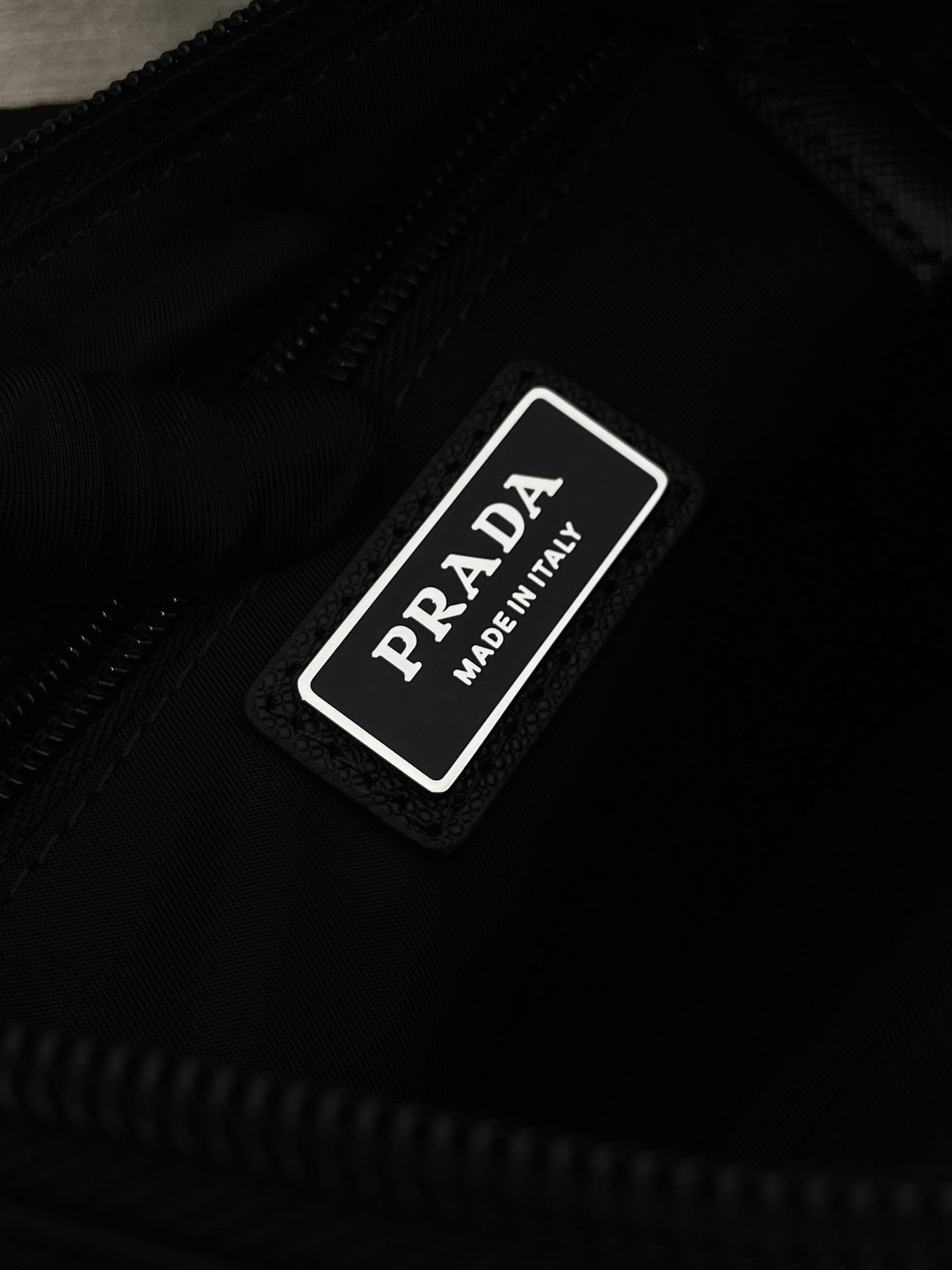 普拉达 PRADA Re-Nylon  复古三角形 邮差包 单肩包 斜挎包  尼龙黑色 F0 2VH192_2DMG_F0002_V_OOO