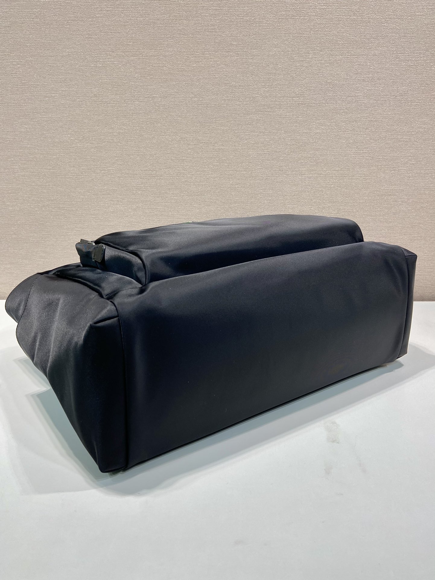 普拉达 PRADA Re-Nylon  复古三角形  单肩包 手提 斜挎包  尼龙黑色 F0 2VG097_2DMG_F0002