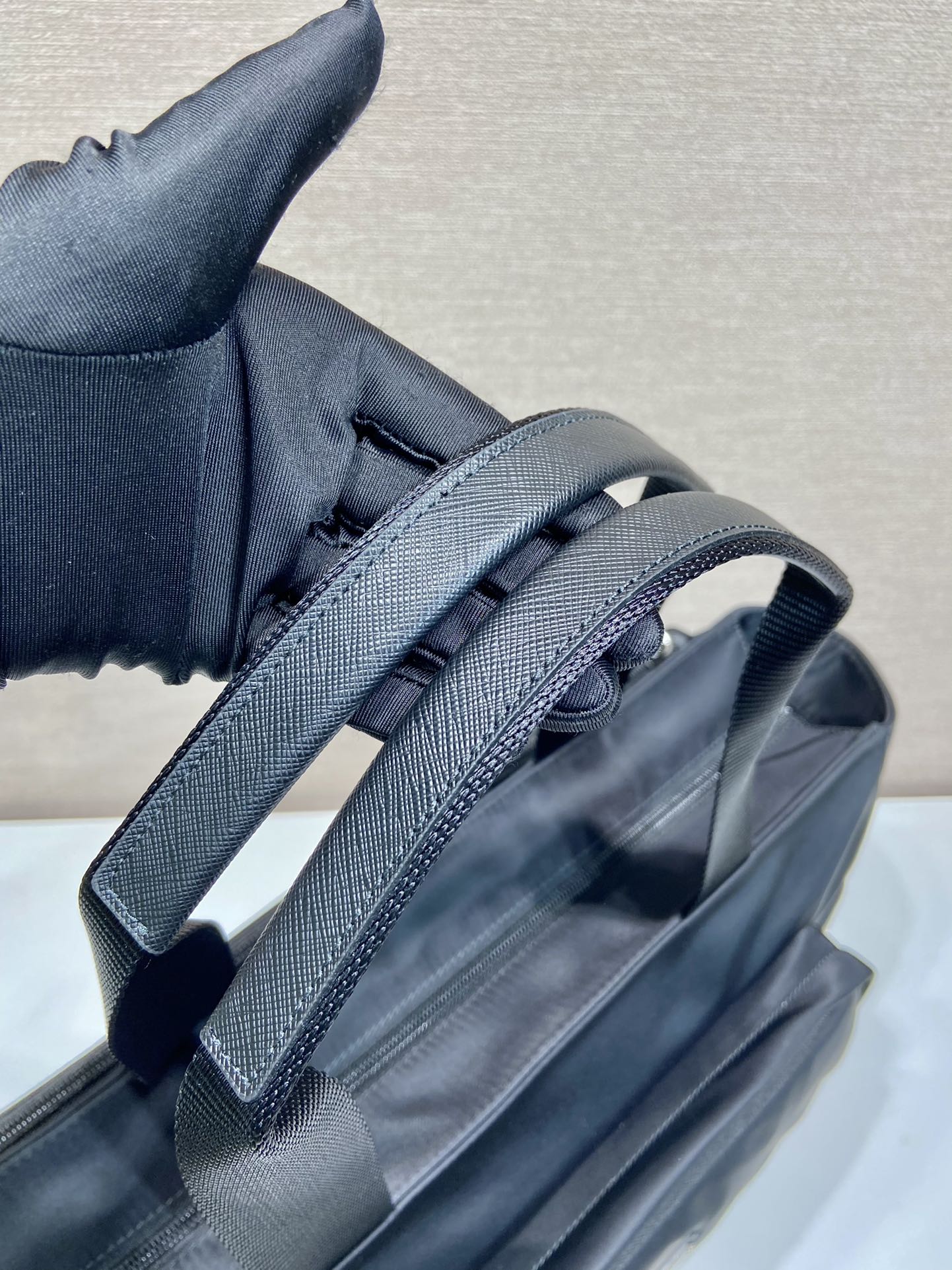 普拉达 PRADA Re-Nylon  复古三角形  单肩包 手提 斜挎包  尼龙黑色 F0 2VG097_2DMG_F0002