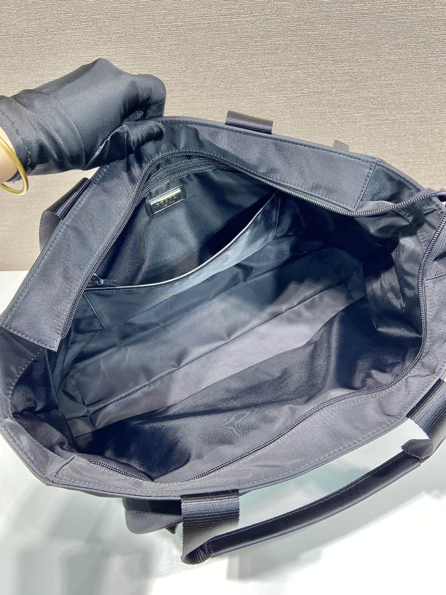 普拉达 PRADA Re-Nylon  复古三角形  单肩包 手提 斜挎包  尼龙黑色 F0 2VG097_2DMG_F0002