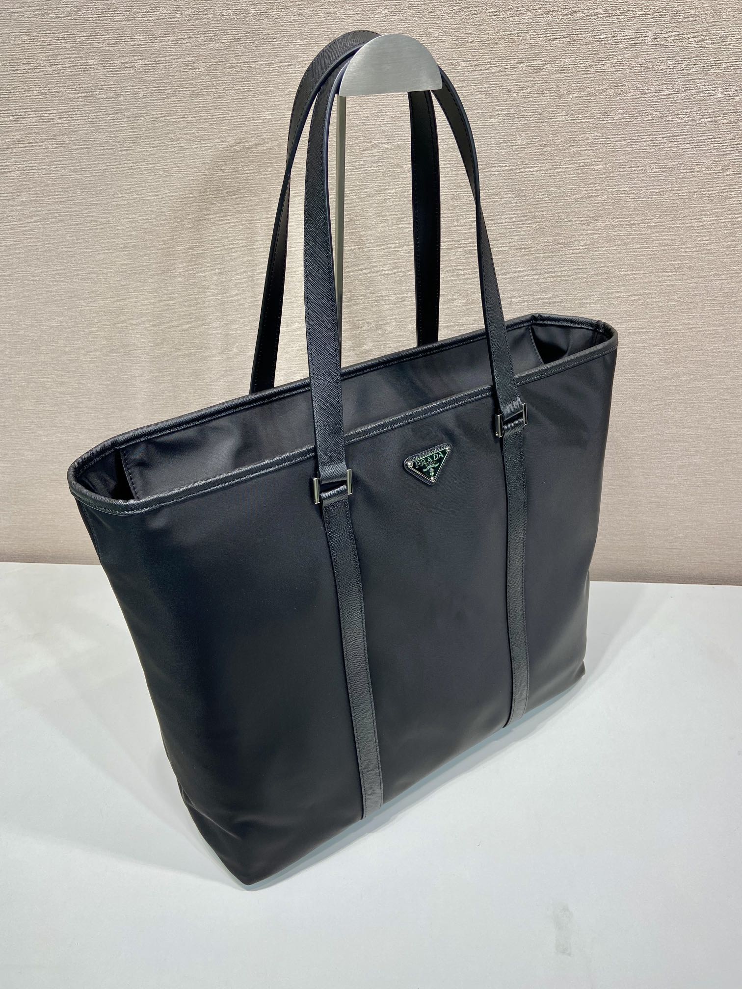 普拉达 PRADA Re-Nylon  复古三角形  单肩包 托特手提 斜挎包  尼龙黑色 F0 2VG112_2DMH_F0002_V_OOO