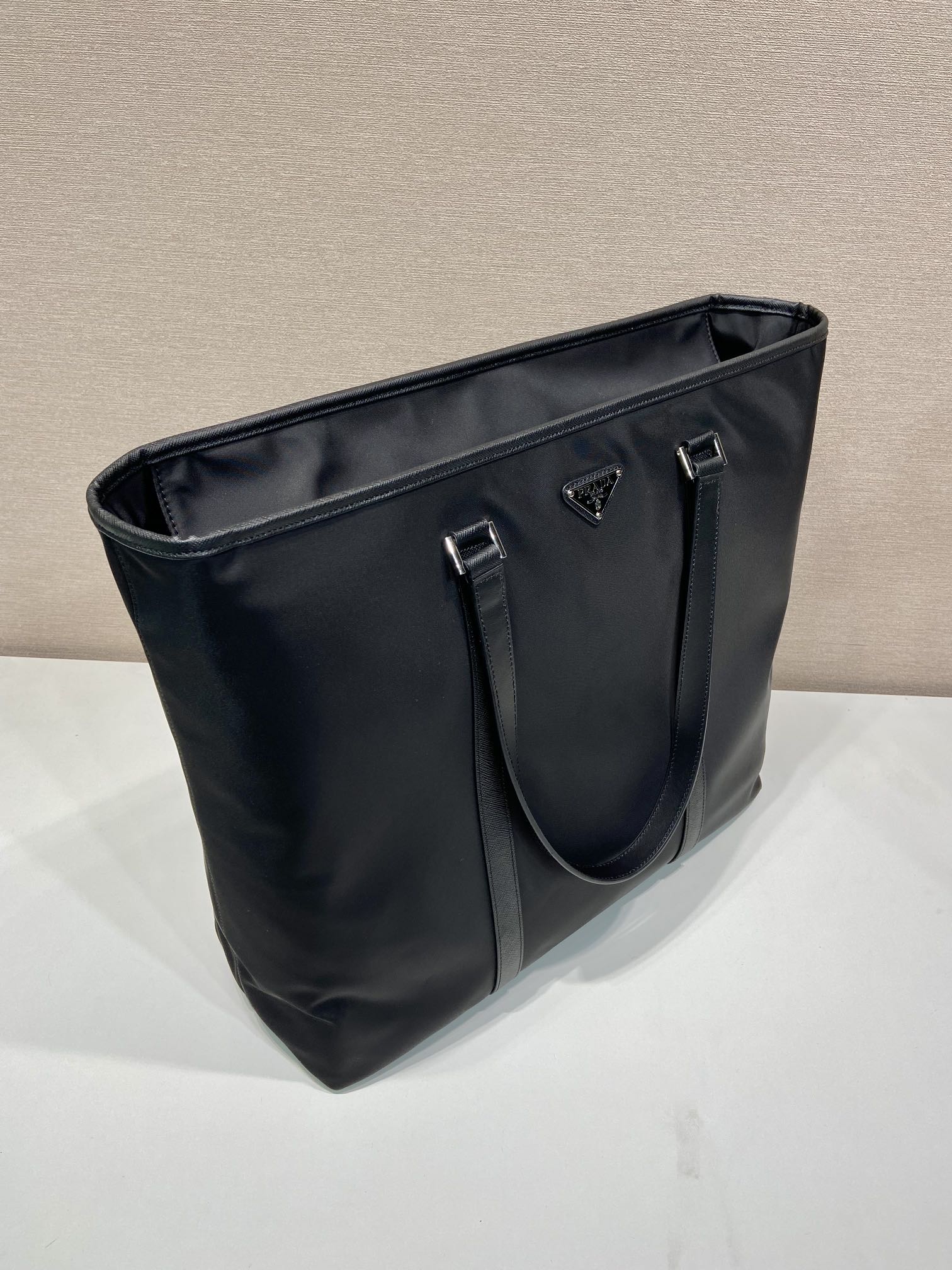 普拉达 PRADA Re-Nylon  复古三角形  单肩包 托特手提 斜挎包  尼龙黑色 F0 2VG112_2DMH_F0002_V_OOO