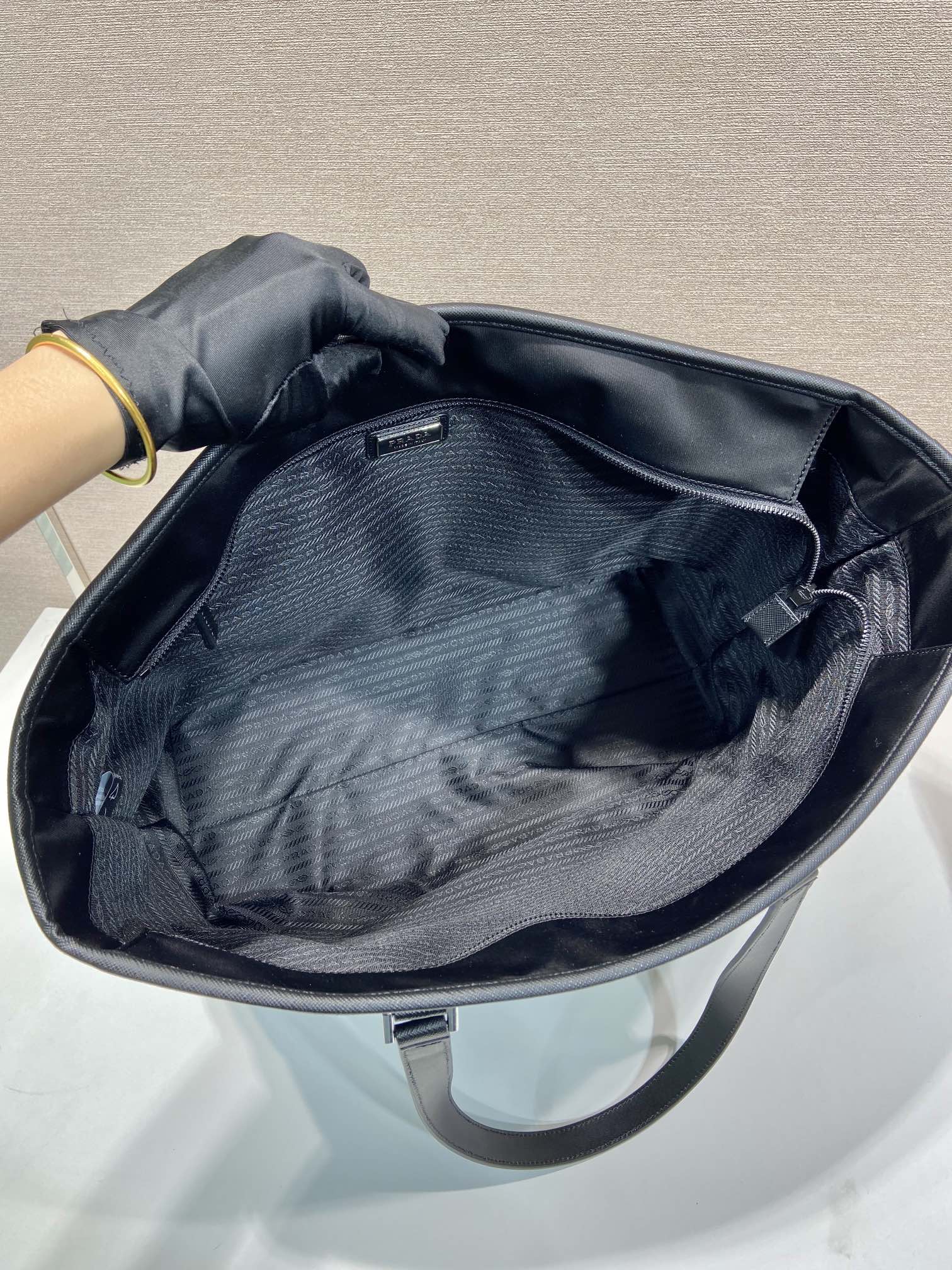 普拉达 PRADA Re-Nylon  复古三角形  单肩包 托特手提 斜挎包  尼龙黑色 F0 2VG112_2DMH_F0002_V_OOO