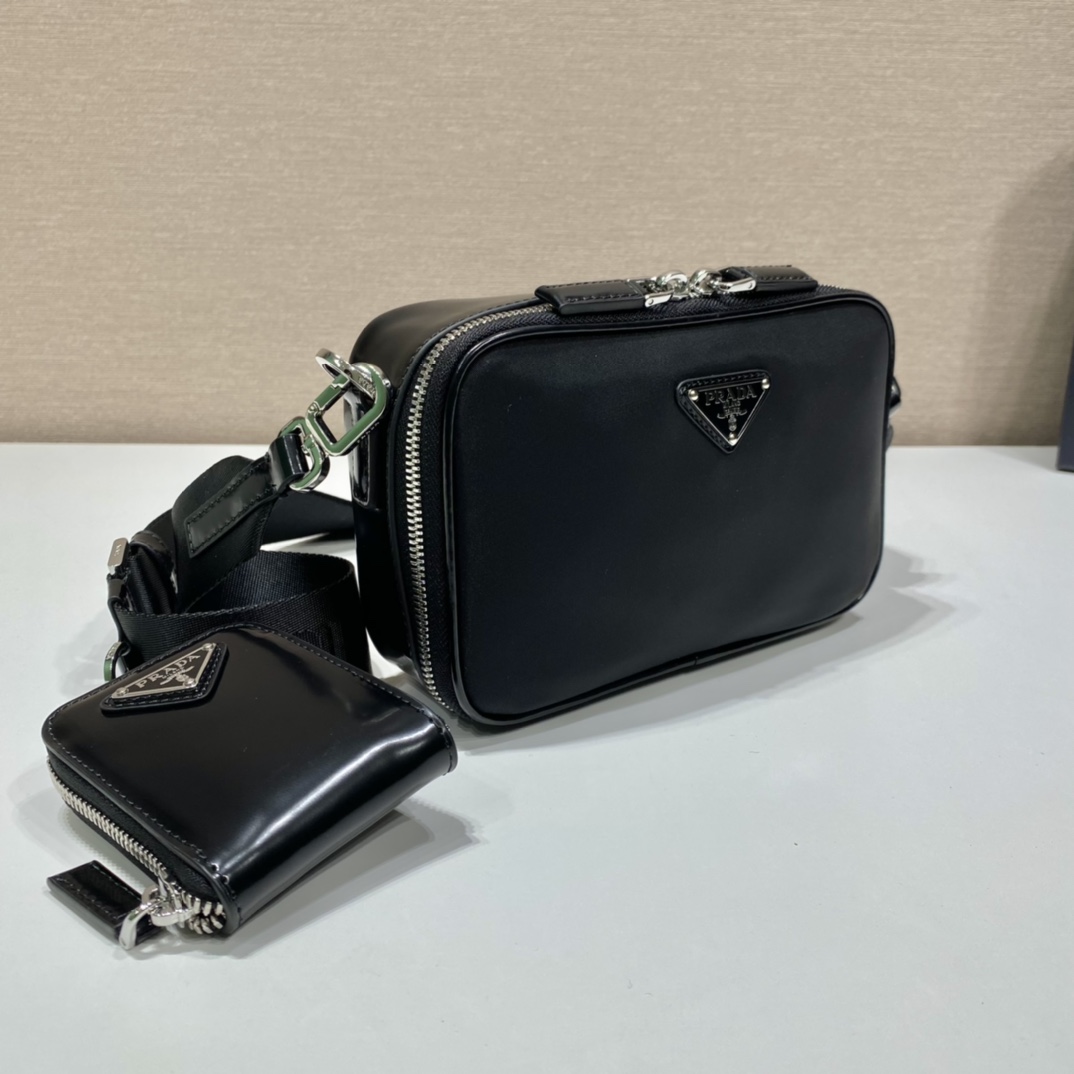 普拉达 PRADA Brique 可拆卸零钱包 单肩包  黑色半漆皮 F0 2VH070