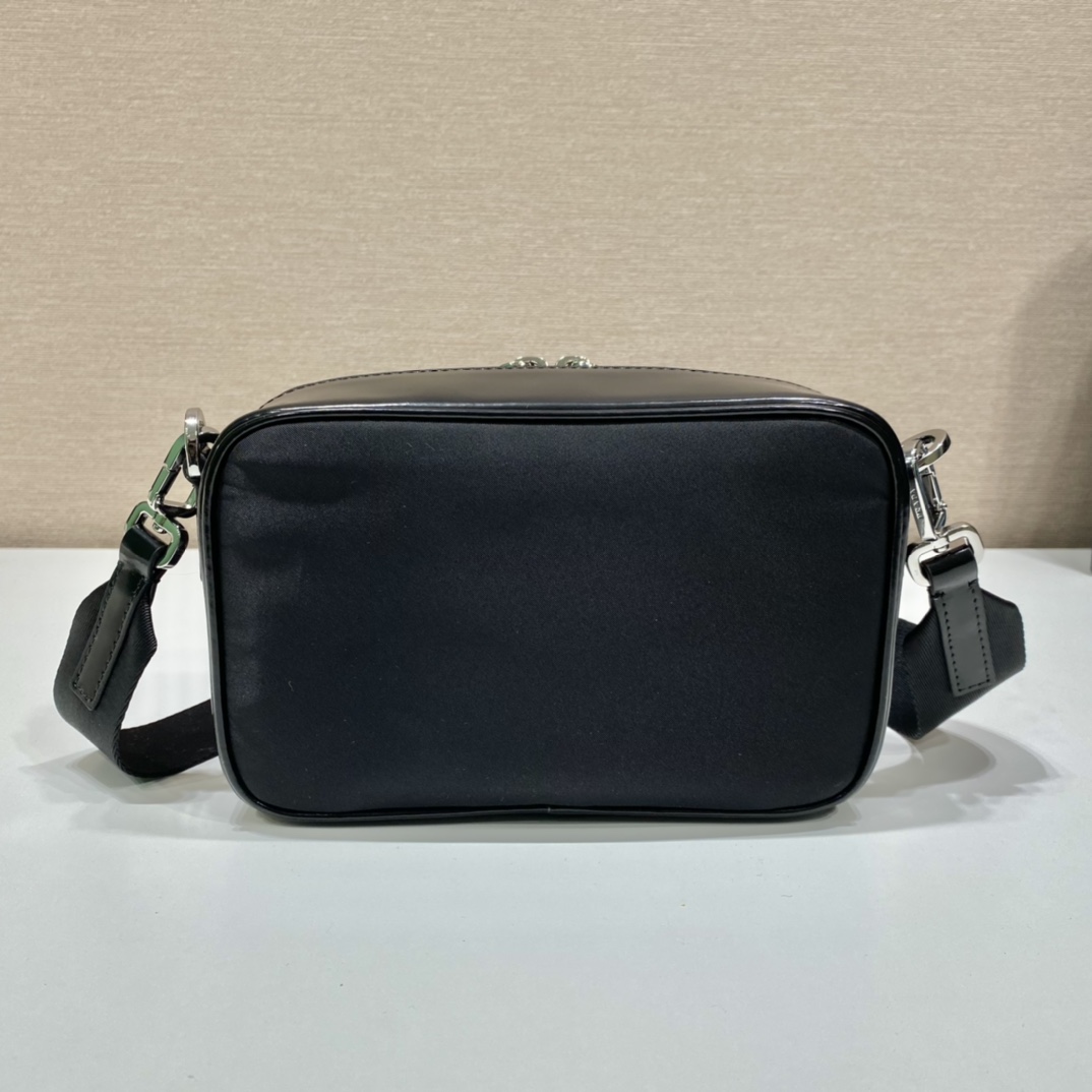 普拉达 PRADA Brique 可拆卸零钱包 单肩包  黑色半漆皮 F0 2VH070