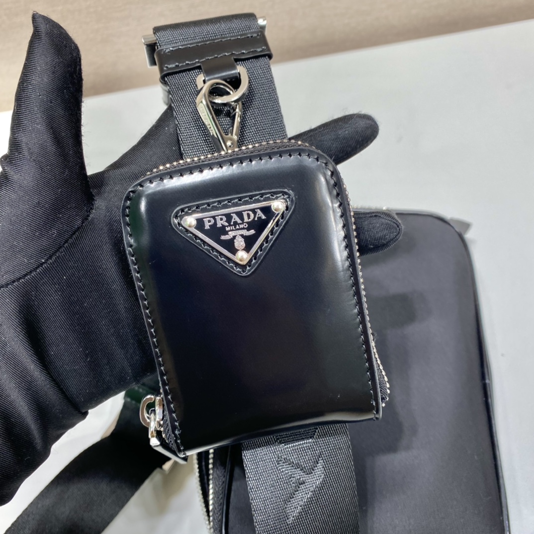 普拉达 PRADA Brique 可拆卸零钱包 单肩包  黑色半漆皮 F0 2VH070