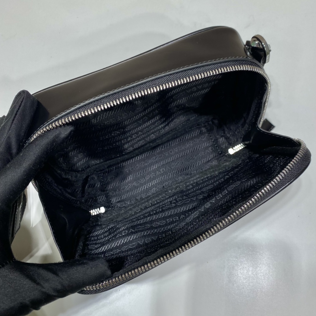 普拉达 PRADA Brique 可拆卸零钱包 单肩包  黑色半漆皮 F0 2VH070