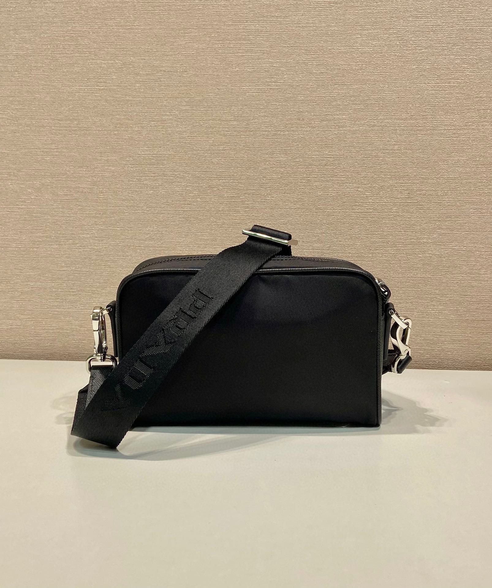 普拉达 PRADA  Saffiano 单肩包 十字纹 皮革  黑色 F0 2VH172_2DMH_F0002_V_OOO