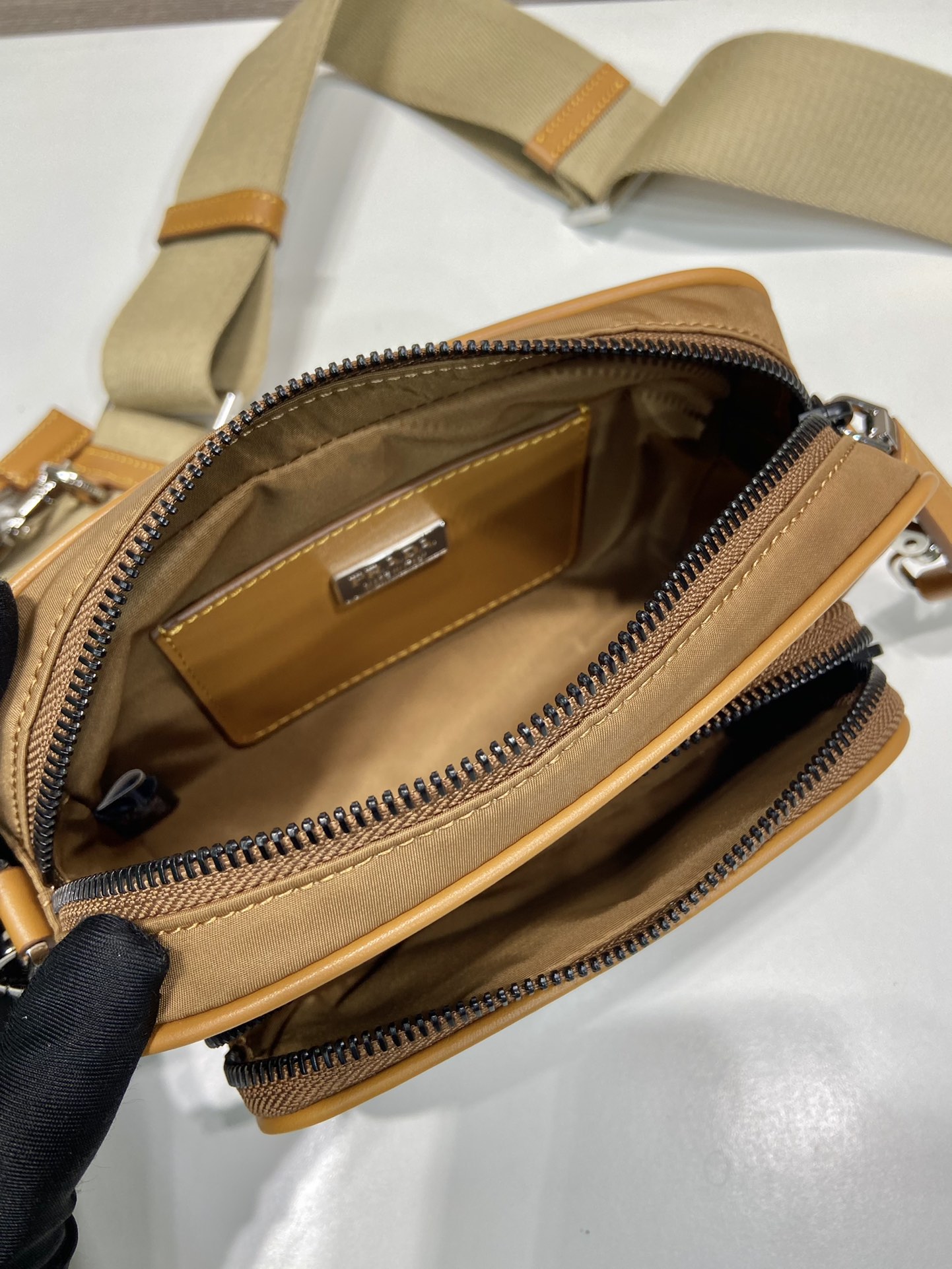 普拉达 PRADA  Saffiano 单肩包  尼龙  软木色 F0 2VH172 