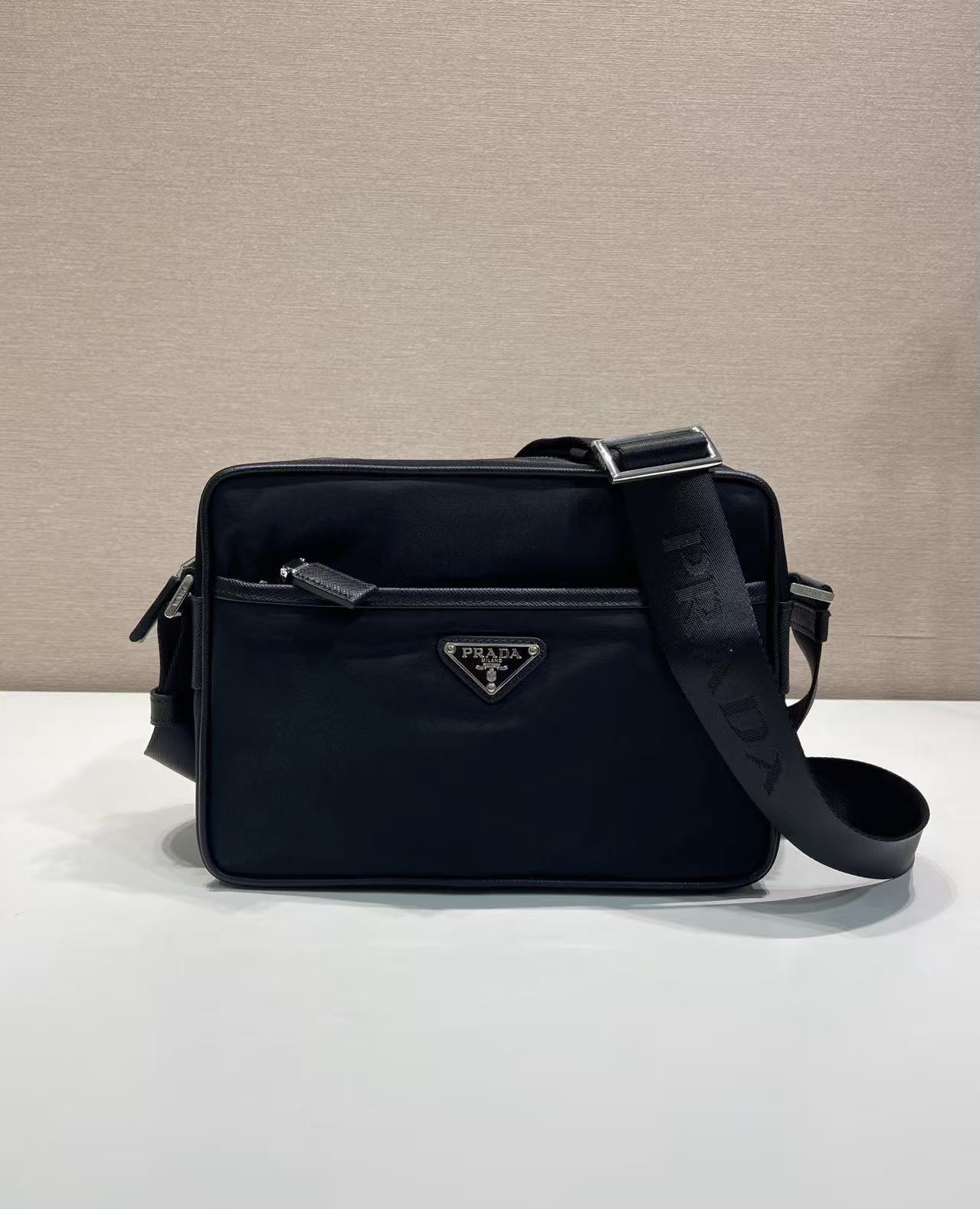 普拉达 PRADA Re-Nylon  单肩包 黑色绿  F0 2VH048-2DMH-F0002-V-OOO
