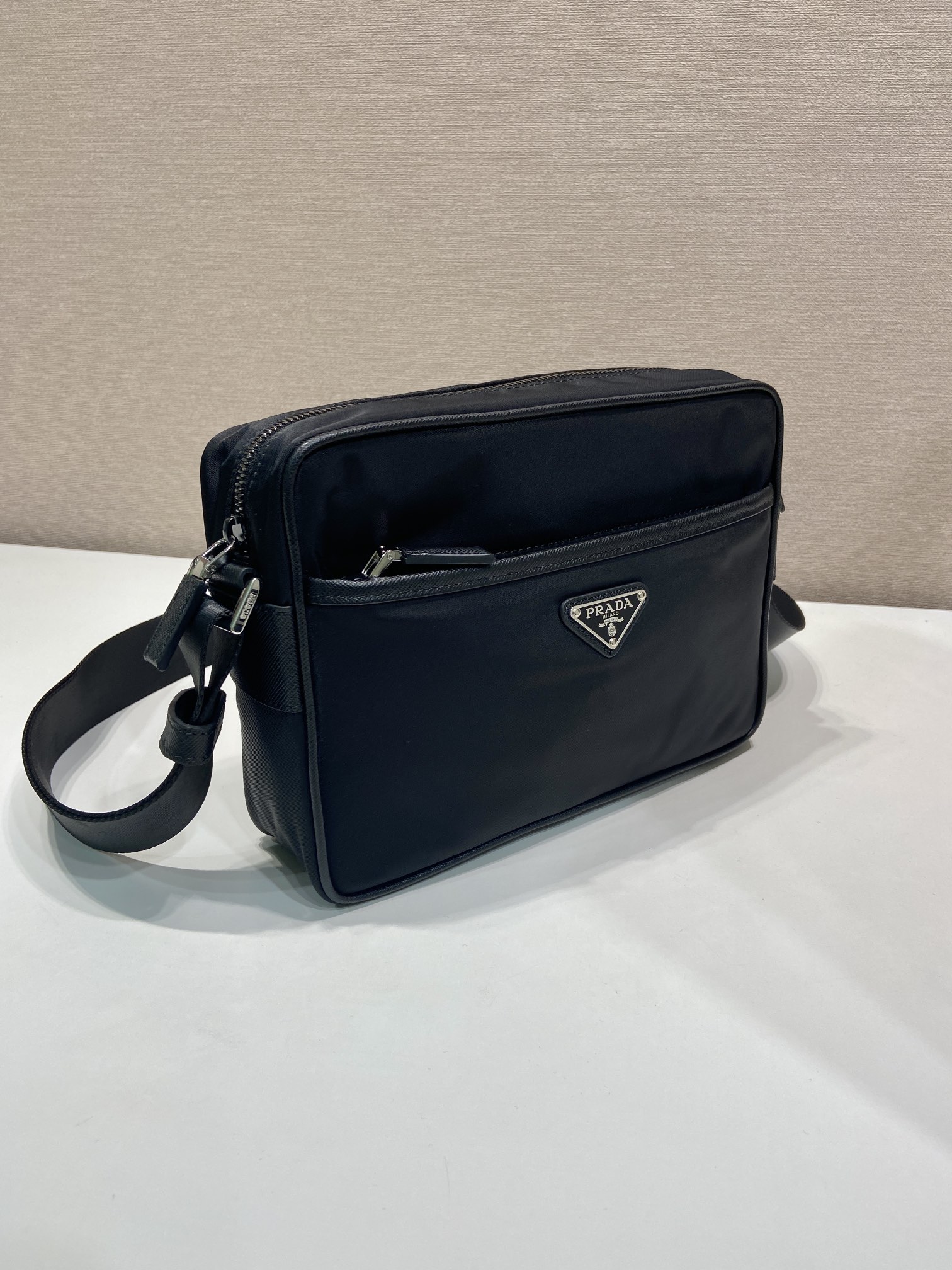 普拉达 PRADA Re-Nylon  单肩包 黑色绿  F0 2VH048-2DMH-F0002-V-OOO