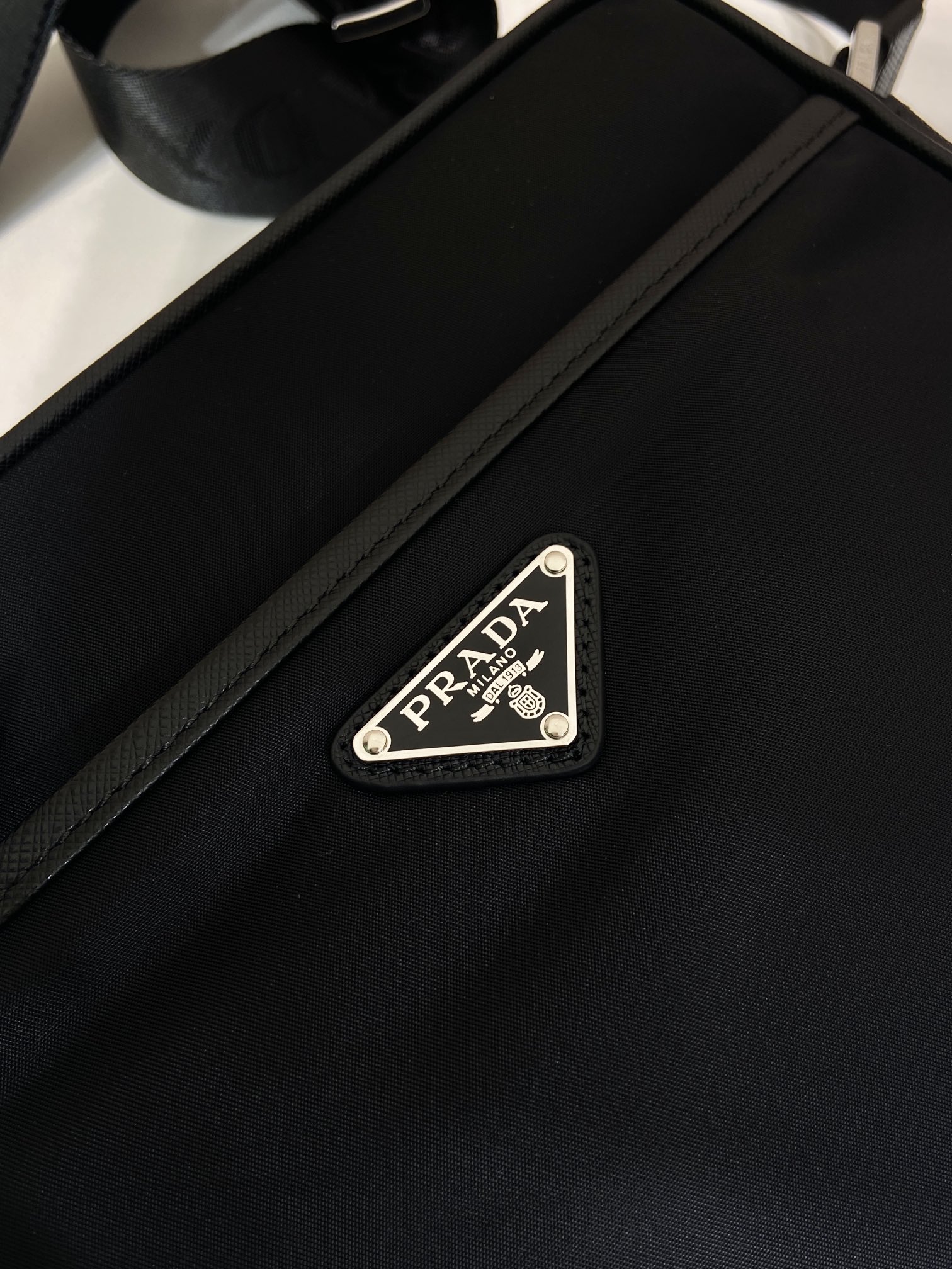 普拉达 PRADA Re-Nylon  单肩包 黑色绿  F0 2VH048-2DMH-F0002-V-OOO