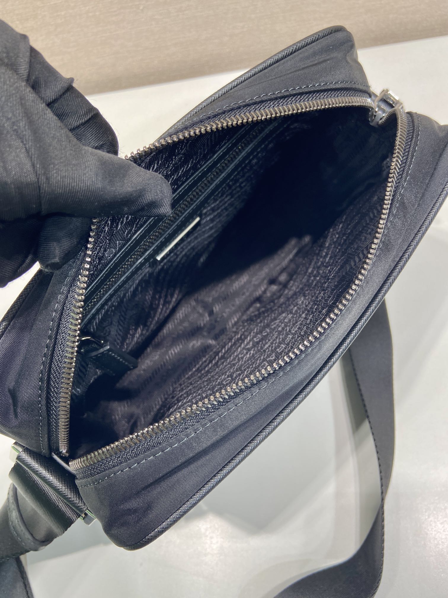 普拉达 PRADA Re-Nylon  单肩包 黑色绿  F0 2VH048-2DMH-F0002-V-OOO