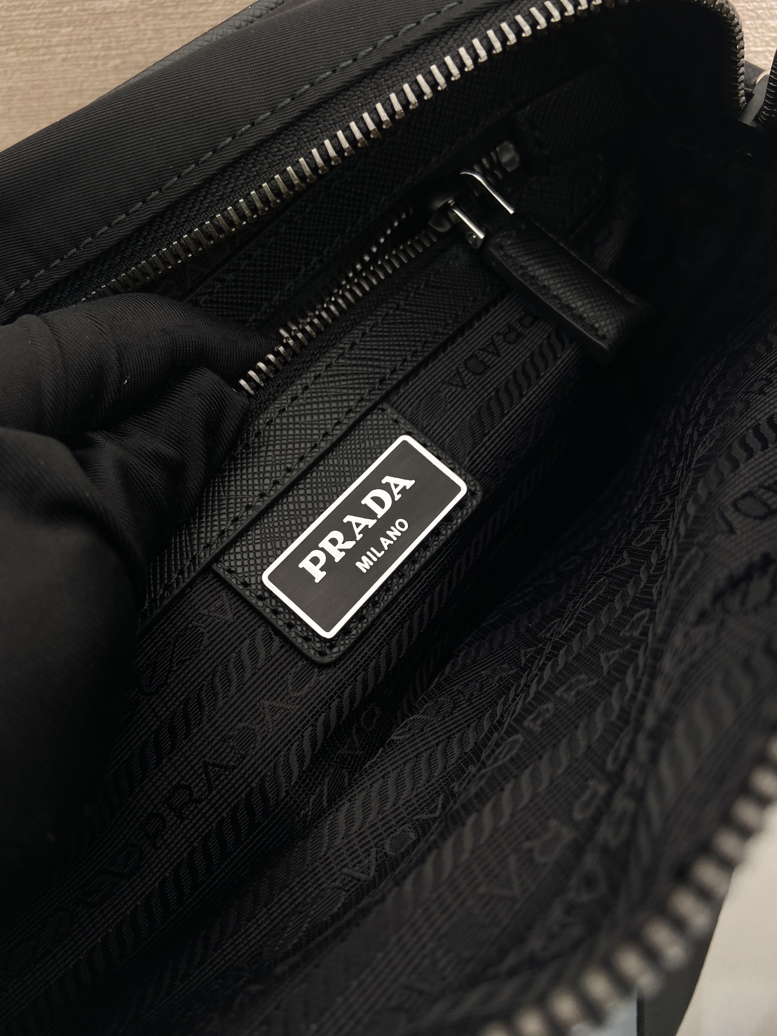 普拉达 PRADA Re-Nylon  单肩包 黑色绿  F0 2VH048-2DMH-F0002-V-OOO