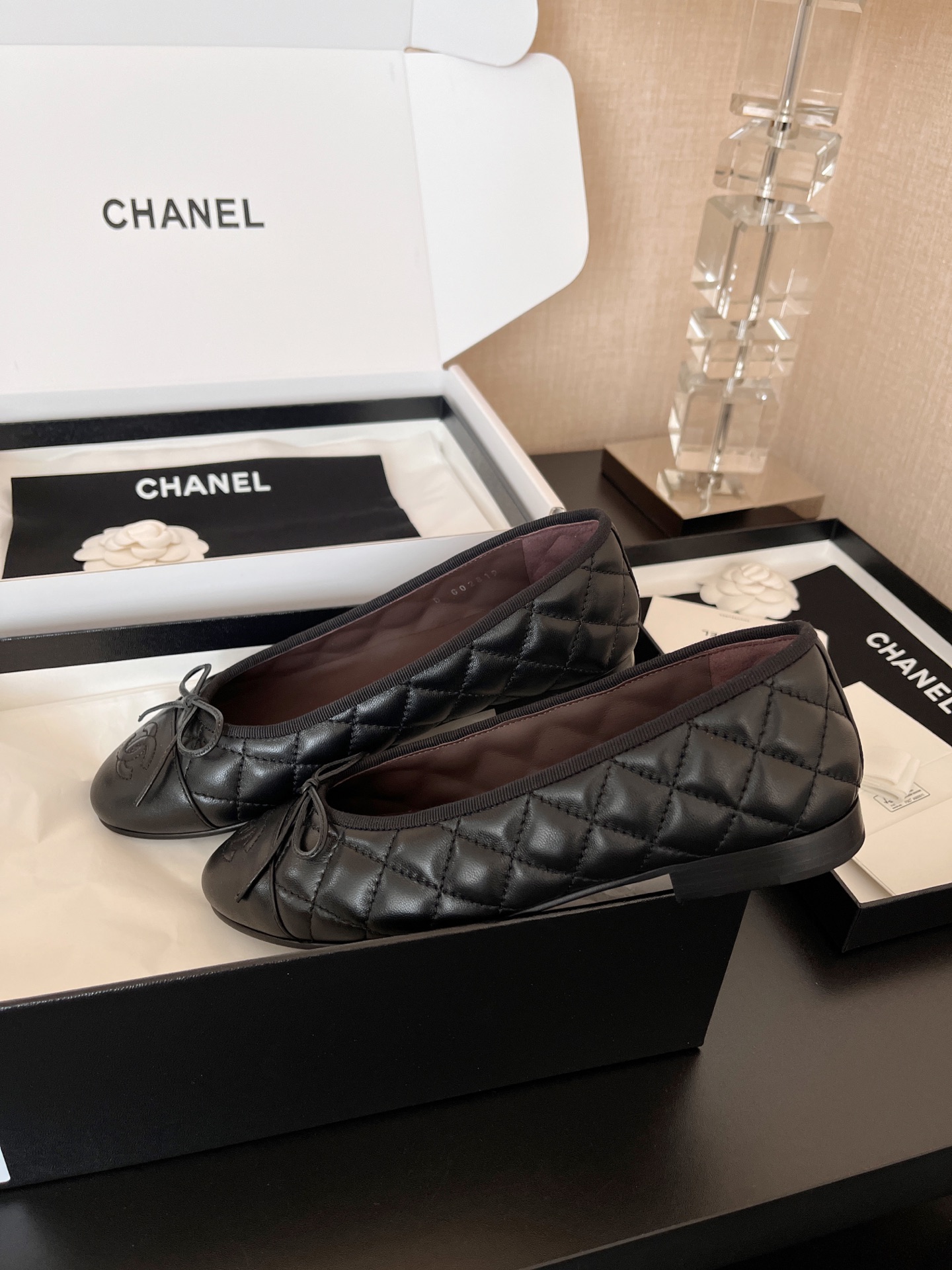 CHANEL Women's Minimalist Low-Top Casual Ballet Flats - Black (G26250 X01725 94305)