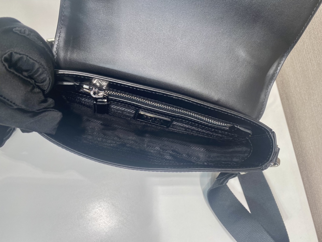 普拉达 PRADA  Saffiano 斜跨 单肩包 黑色  H0 2VD059_9Z2_F0002_V_OOO