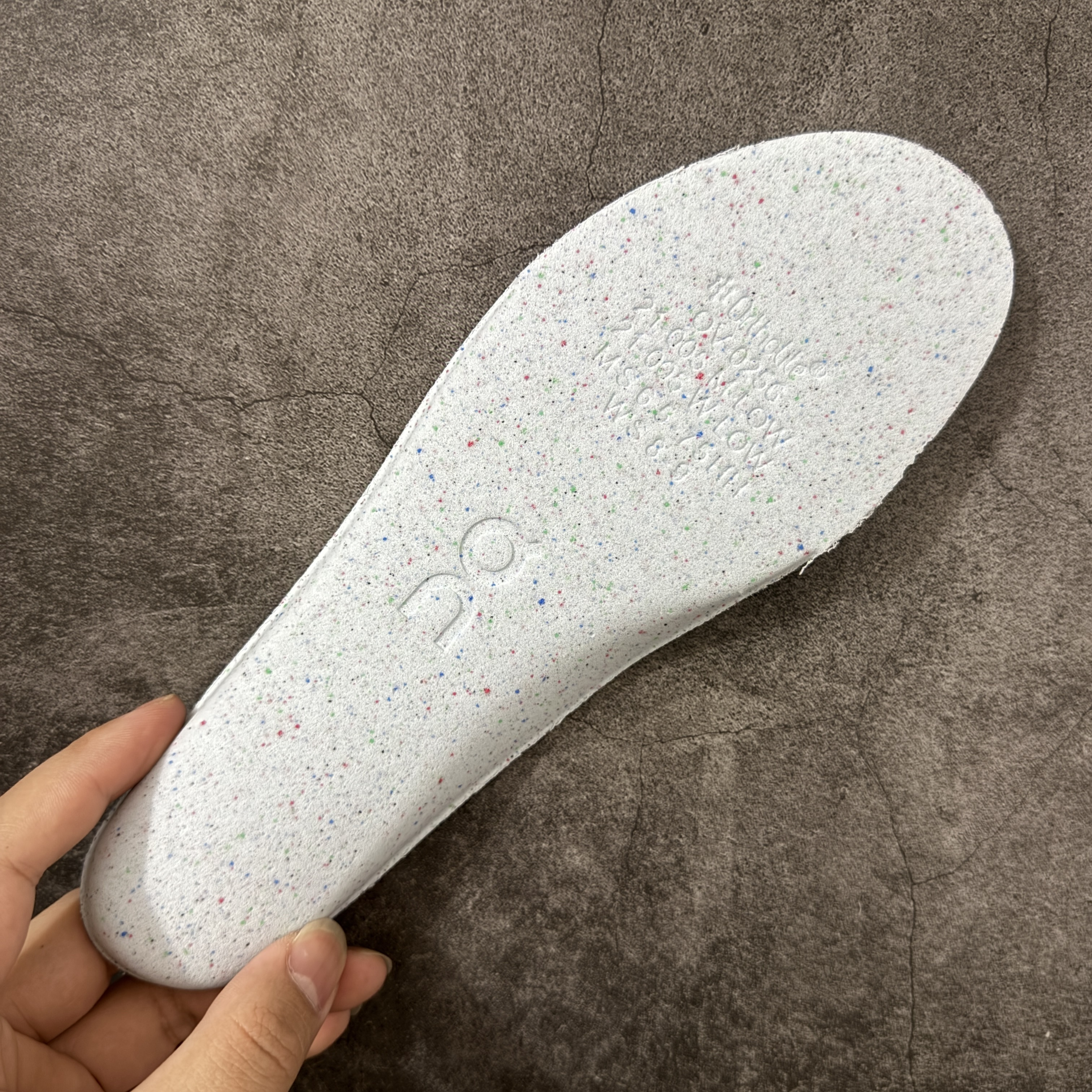 On 昂跑 CLOUD 6  低筒 百搭舒适  运动 生活休闲鞋 白色 3MF10071200