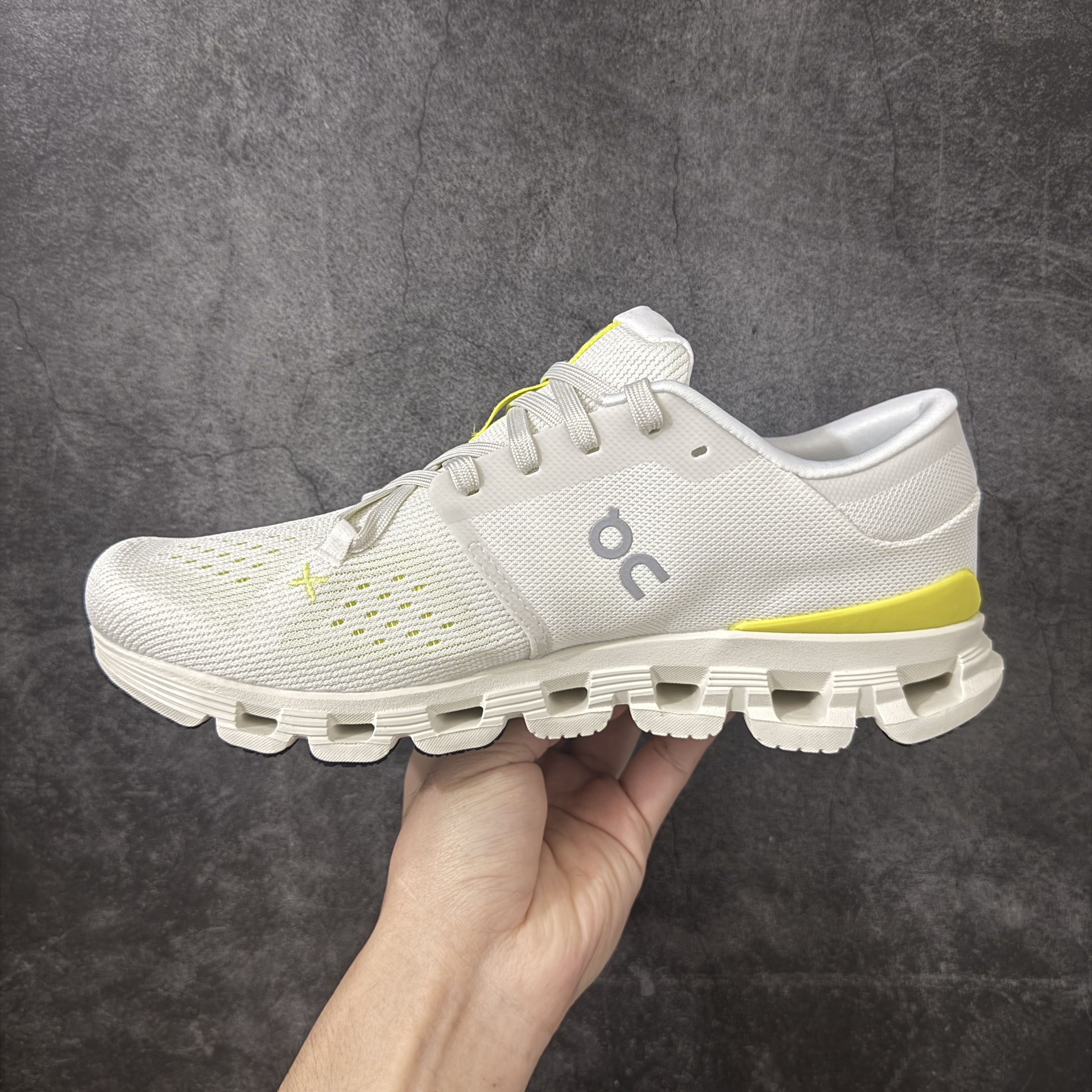 On 昂跑 CLOUD X4  低筒 百搭舒适  运动 训练鞋  B0白黄 3ME30043072