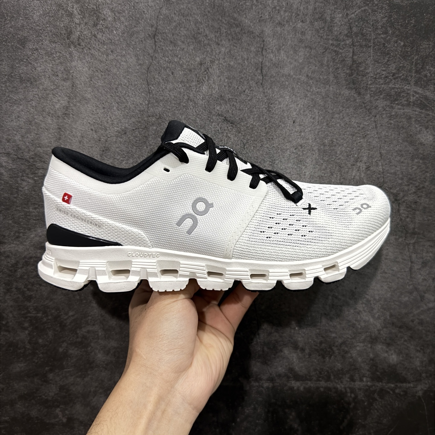 On 昂跑 CLOUD X4  低筒 百搭舒适  运动 训练鞋  B0黑白 3WE30070791