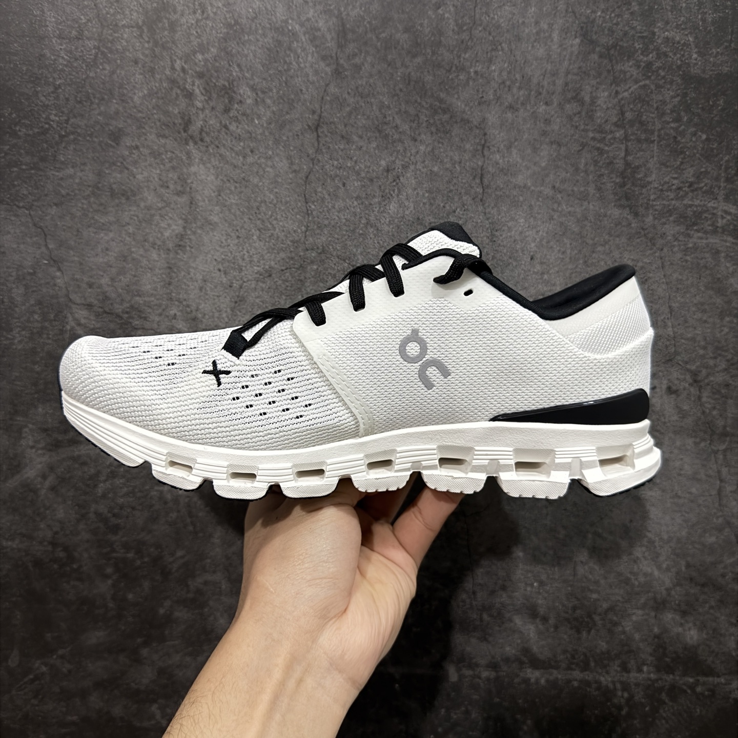 On 昂跑 CLOUD X4  低筒 百搭舒适  运动 训练鞋  B0黑白 3WE30070791