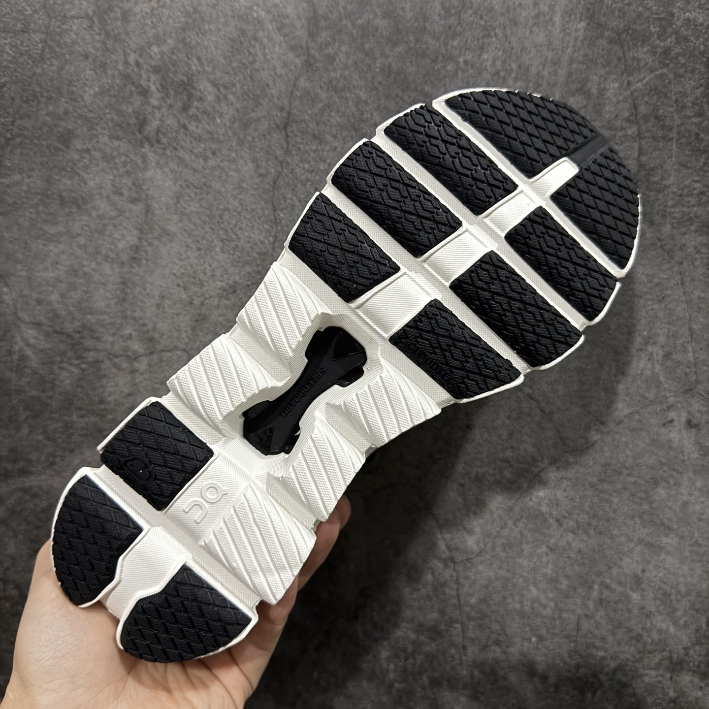On 昂跑 CLOUD X4  低筒 百搭舒适  运动 训练鞋  B0黑白 3WE30070791