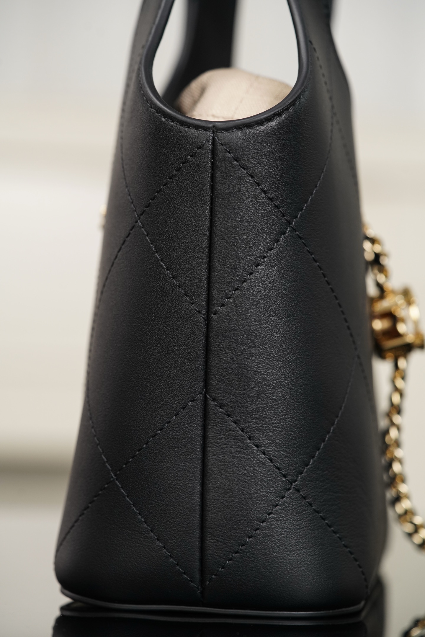 Chanel 26P hobo- Quilted calfskin with gold-tone accents and the double-C logo- 单肩包 A0 AS6132-B23332-94305