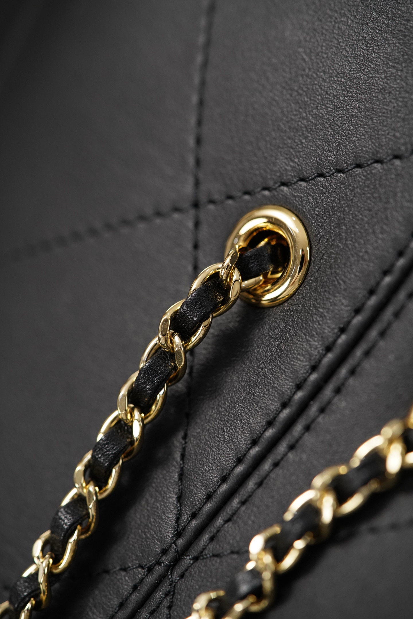 Chanel 26P hobo- Quilted calfskin with gold-tone accents and the double-C logo- 单肩包 A0 AS6132-B23332-94305