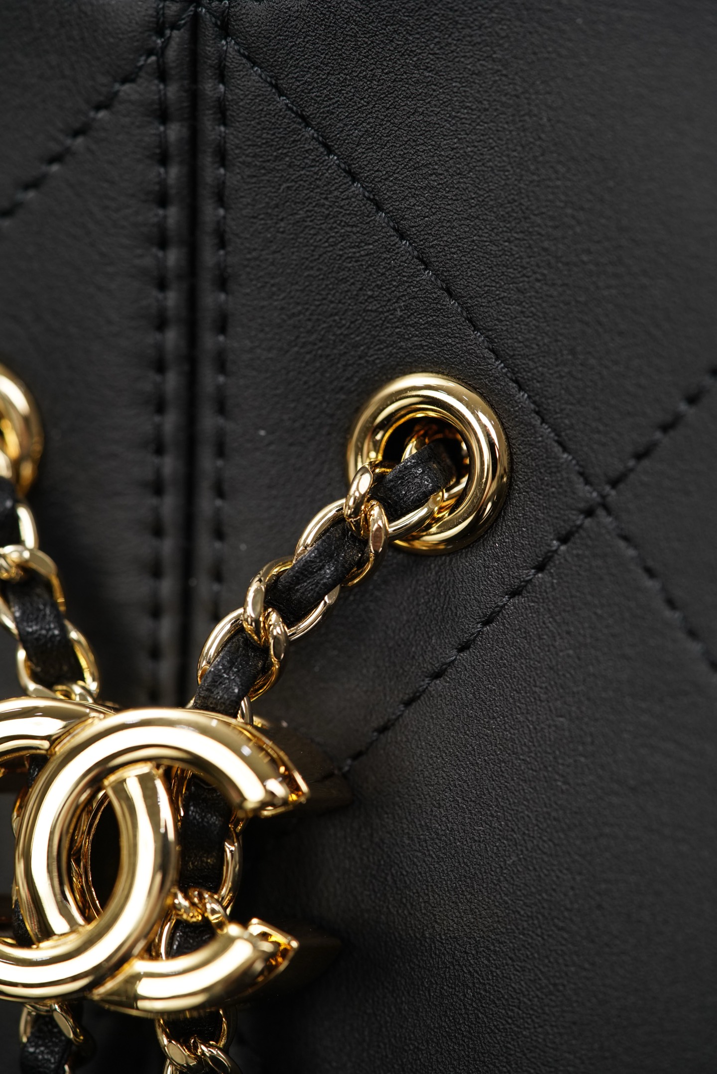 Chanel 26P hobo- Quilted calfskin with gold-tone accents and the double-C logo- 单肩包 A0 AS6132-B23332-94305