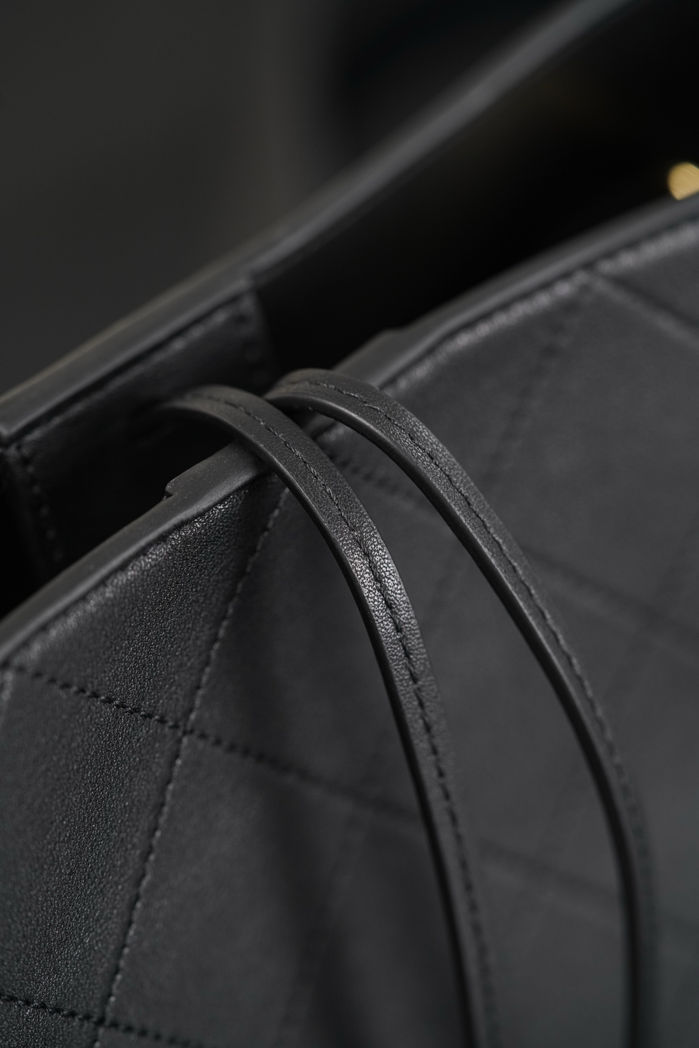 Chanel 26P 隐藏款 hobo- Quilted calfskin with gold-tone accents and the double-C logo- 单肩包 A0  