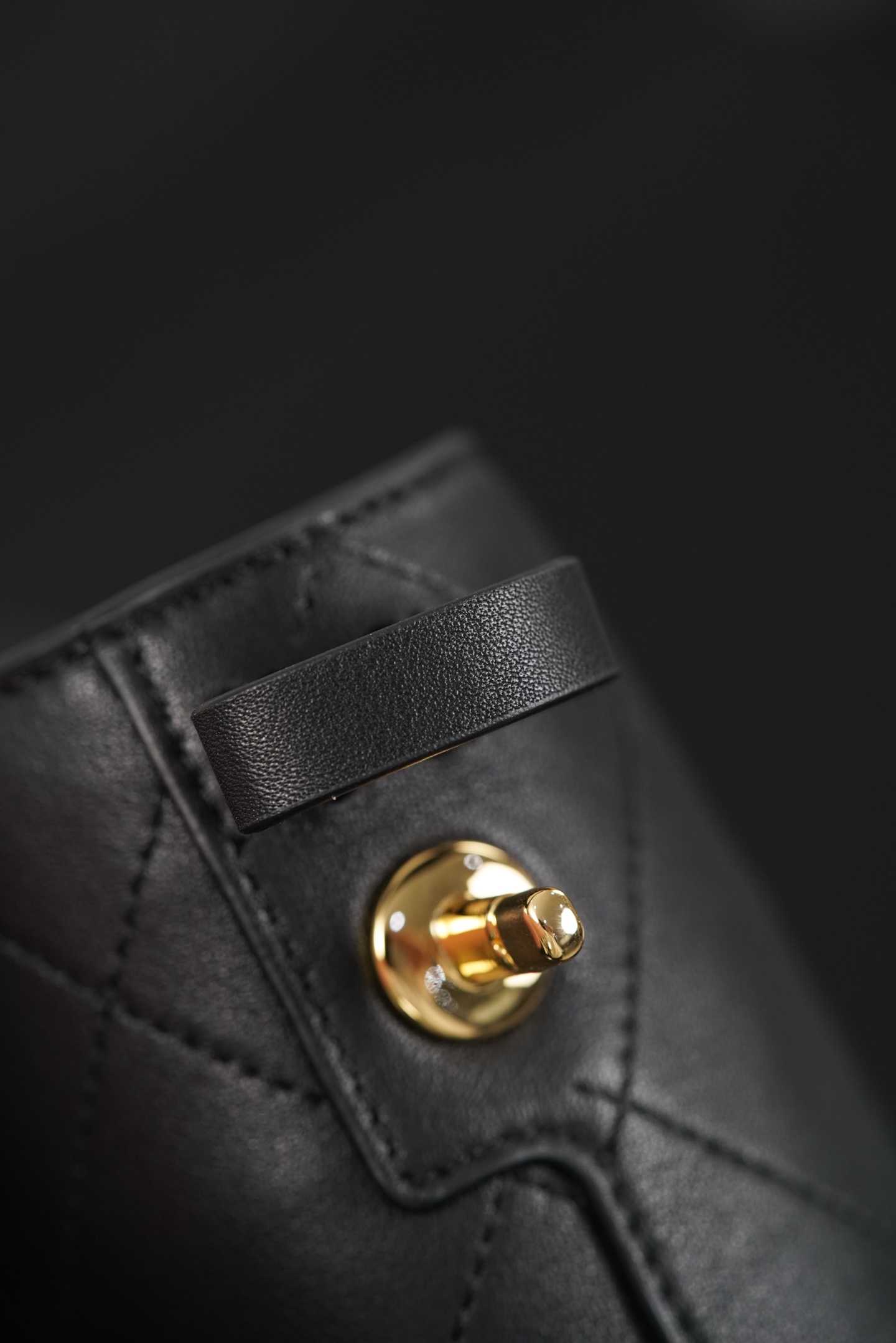 Chanel 26P 隐藏款 hobo- Quilted calfskin with gold-tone accents and the double-C logo- 单肩包 A0  