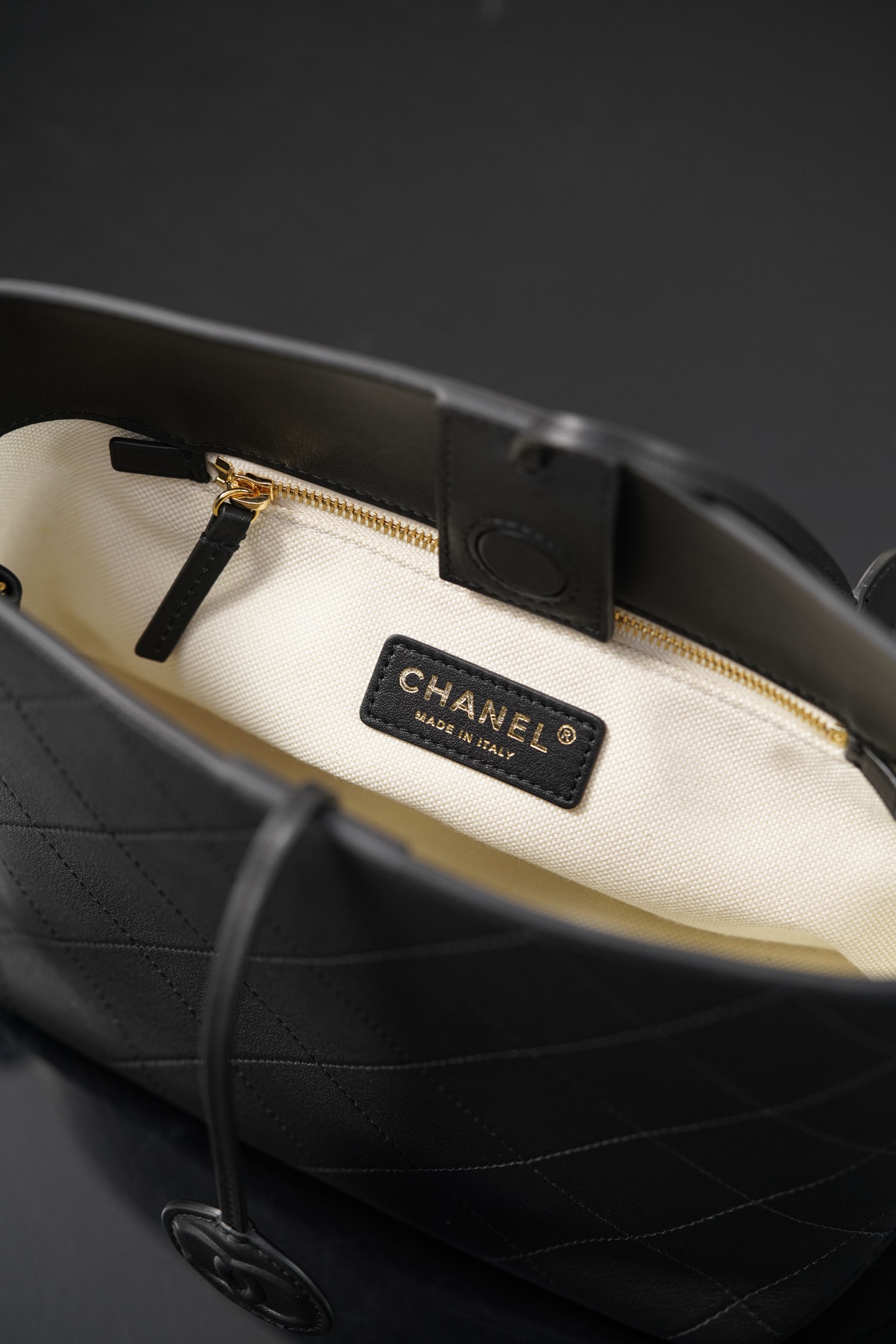 Chanel 26P 隐藏款 hobo- Quilted calfskin with gold-tone accents and the double-C logo- 单肩包 A0  