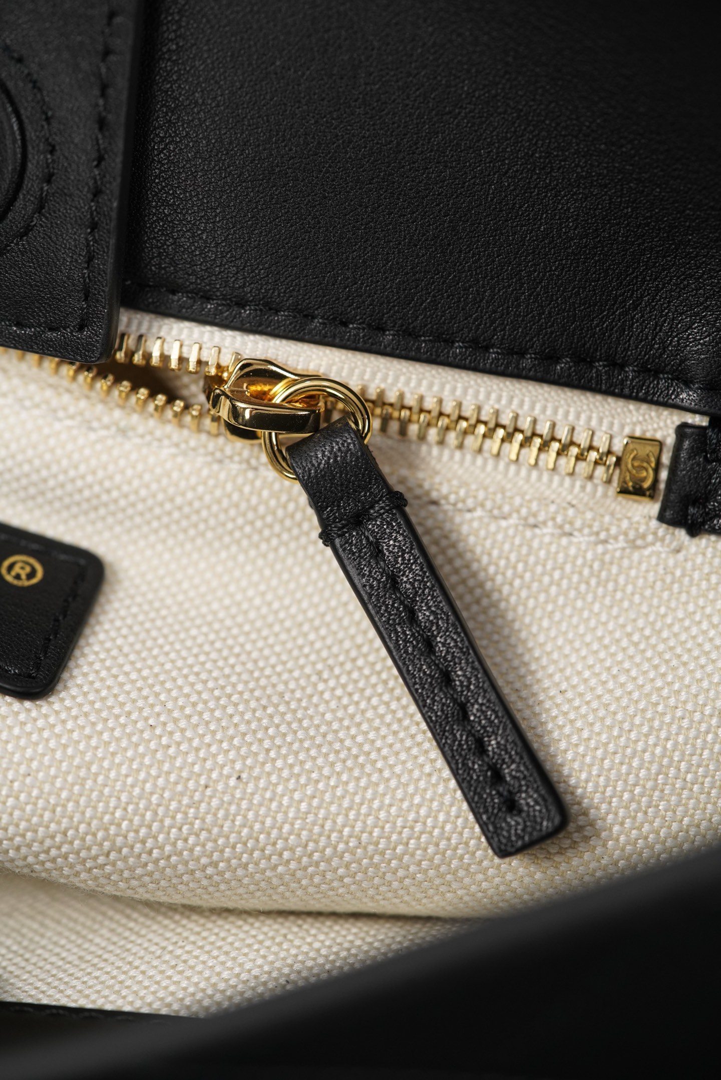 Chanel 26P 隐藏款 hobo- Quilted calfskin with gold-tone accents and the double-C logo- 单肩包 A0  