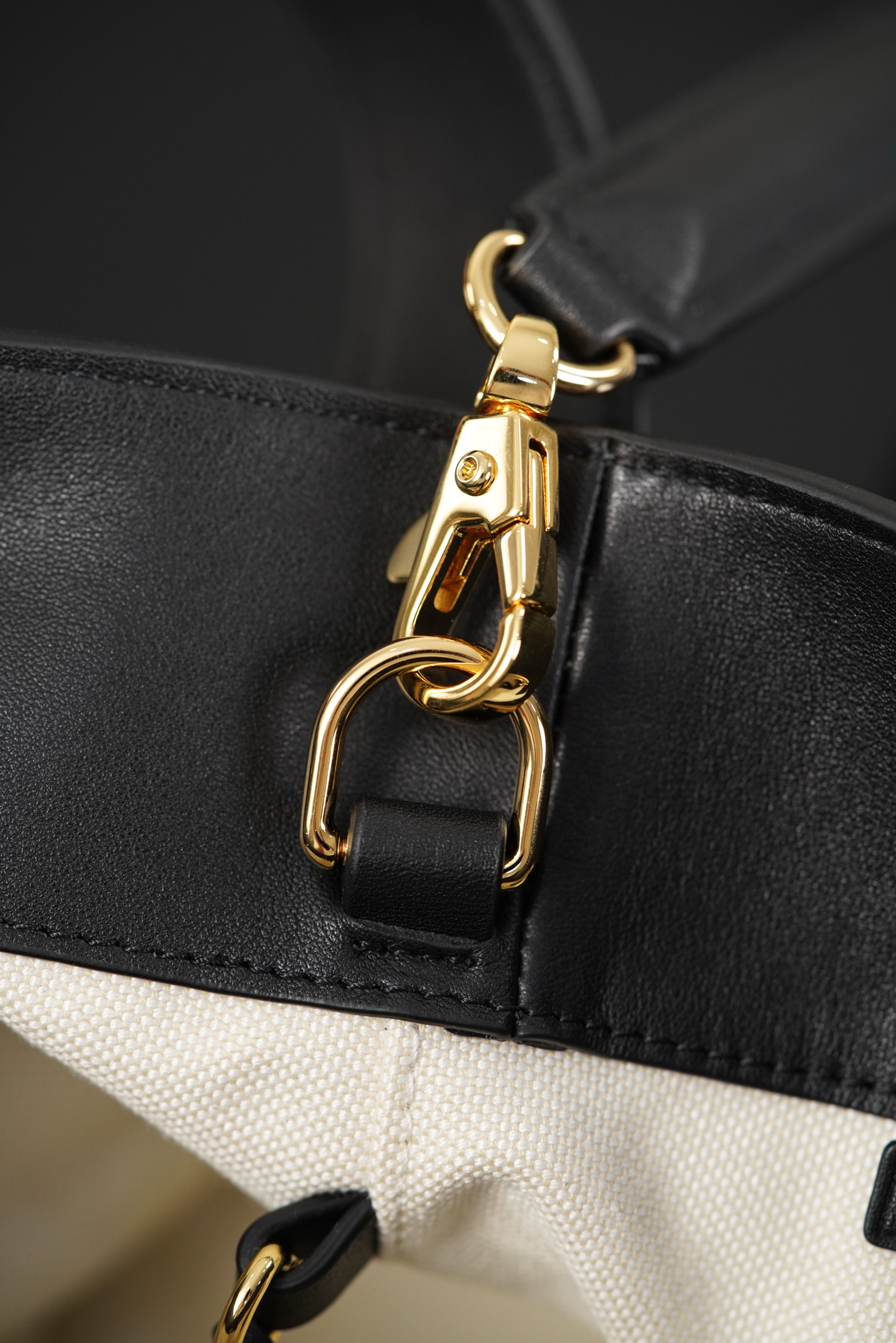 Chanel 26P 隐藏款 hobo- Quilted calfskin with gold-tone accents and the double-C logo- 单肩包 A0  