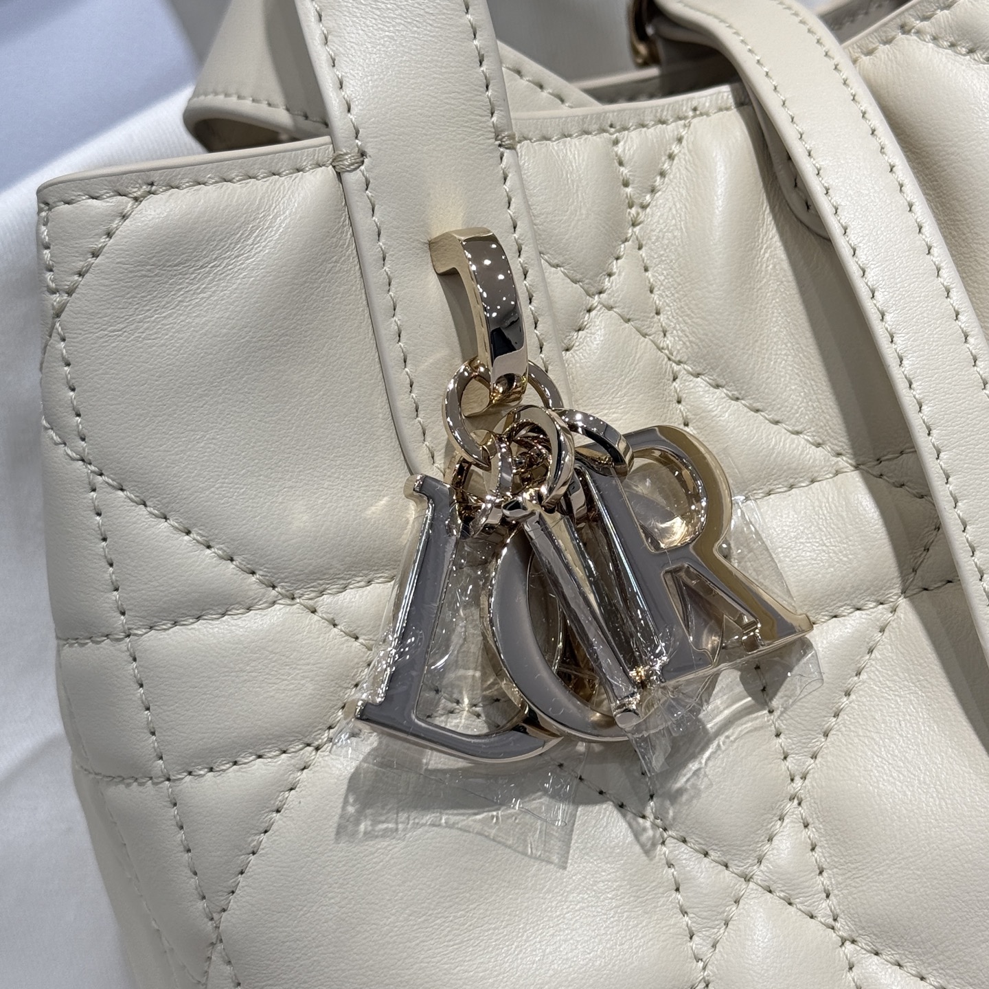 DIOR 迪奥菜篮子 small- Toujours CD Lock Calfskin Tote Bag (Shoulder/Hand-Carry)-F0- M2835OSNW_M79U