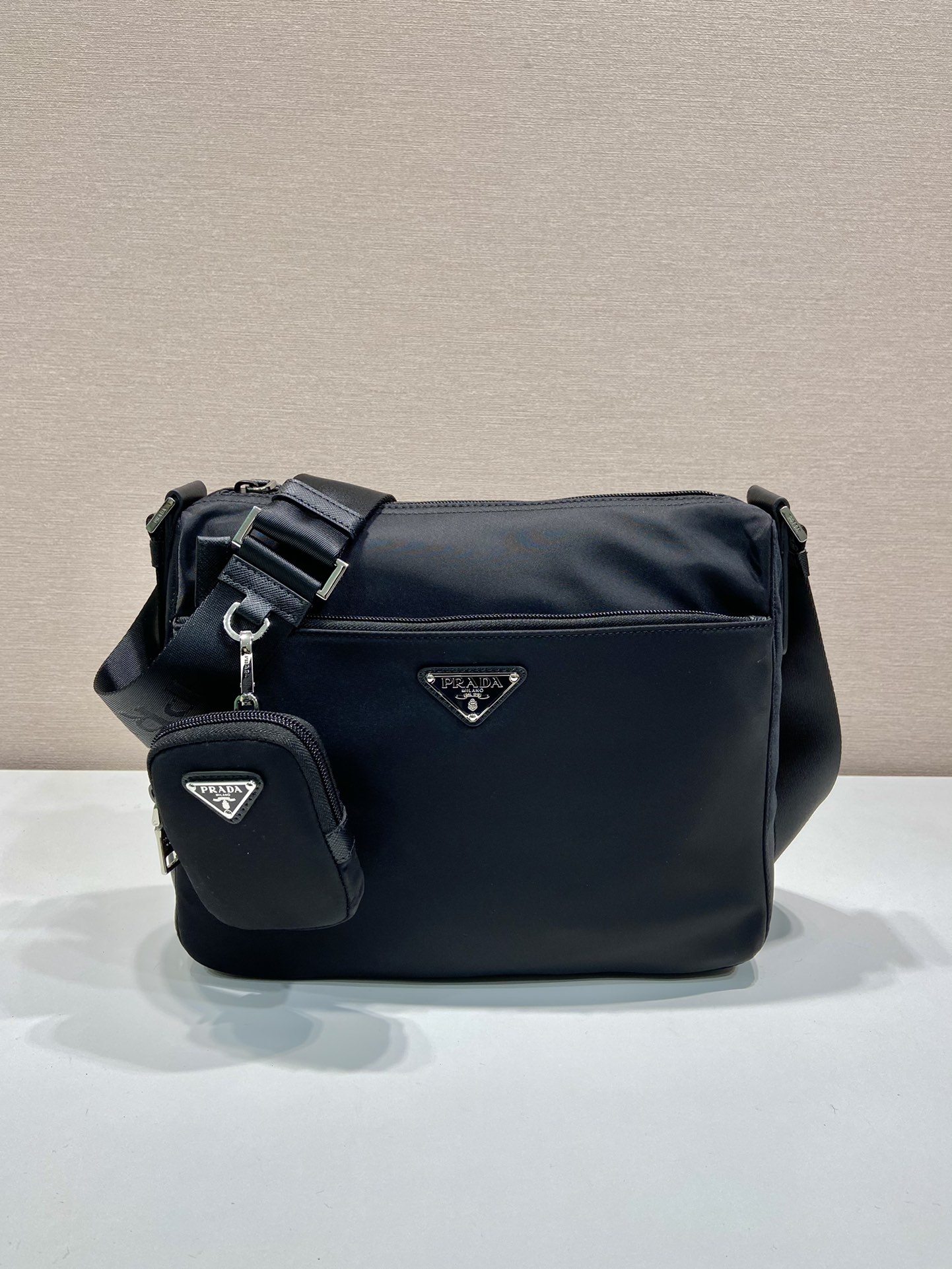 普拉达 PRADA Re-Nylon  斜跨 单肩包 黑色  H0 1BC421-RV44-F0002