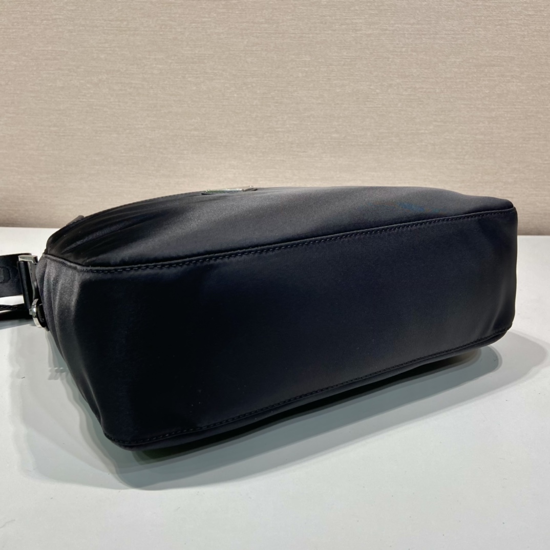 普拉达 PRADA Re-Nylon  斜跨 单肩包 黑色  H0 1BC421-RV44-F0002