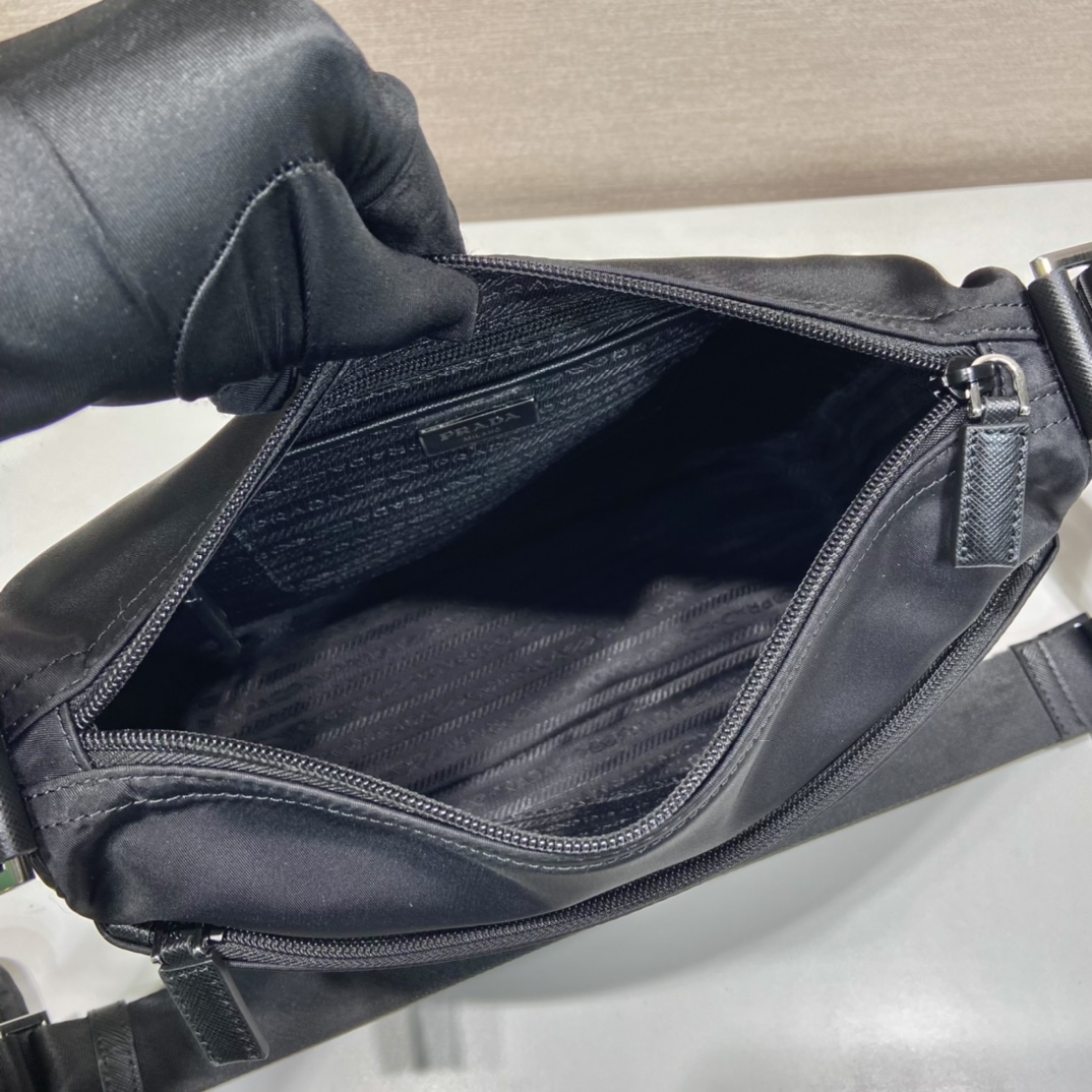 普拉达 PRADA Re-Nylon  斜跨 单肩包 黑色  H0 1BC421-RV44-F0002