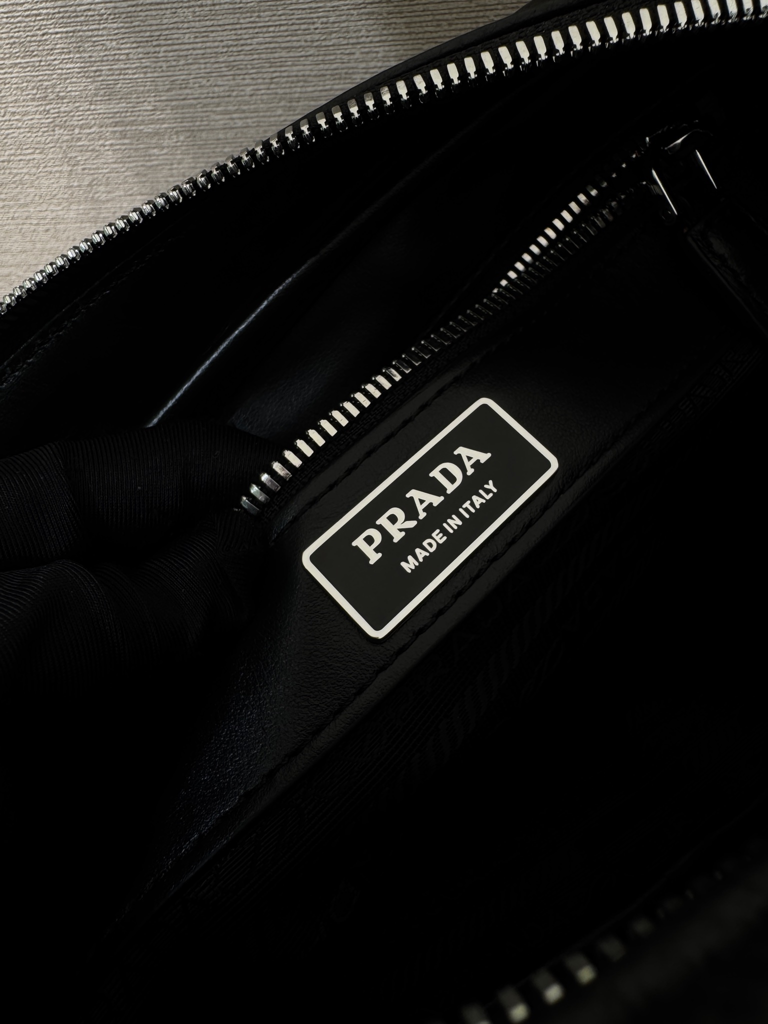 普拉达 PRADA Nappa  斜跨 单肩包 相机 黑色  F0-2VH189_2BBE_F0002