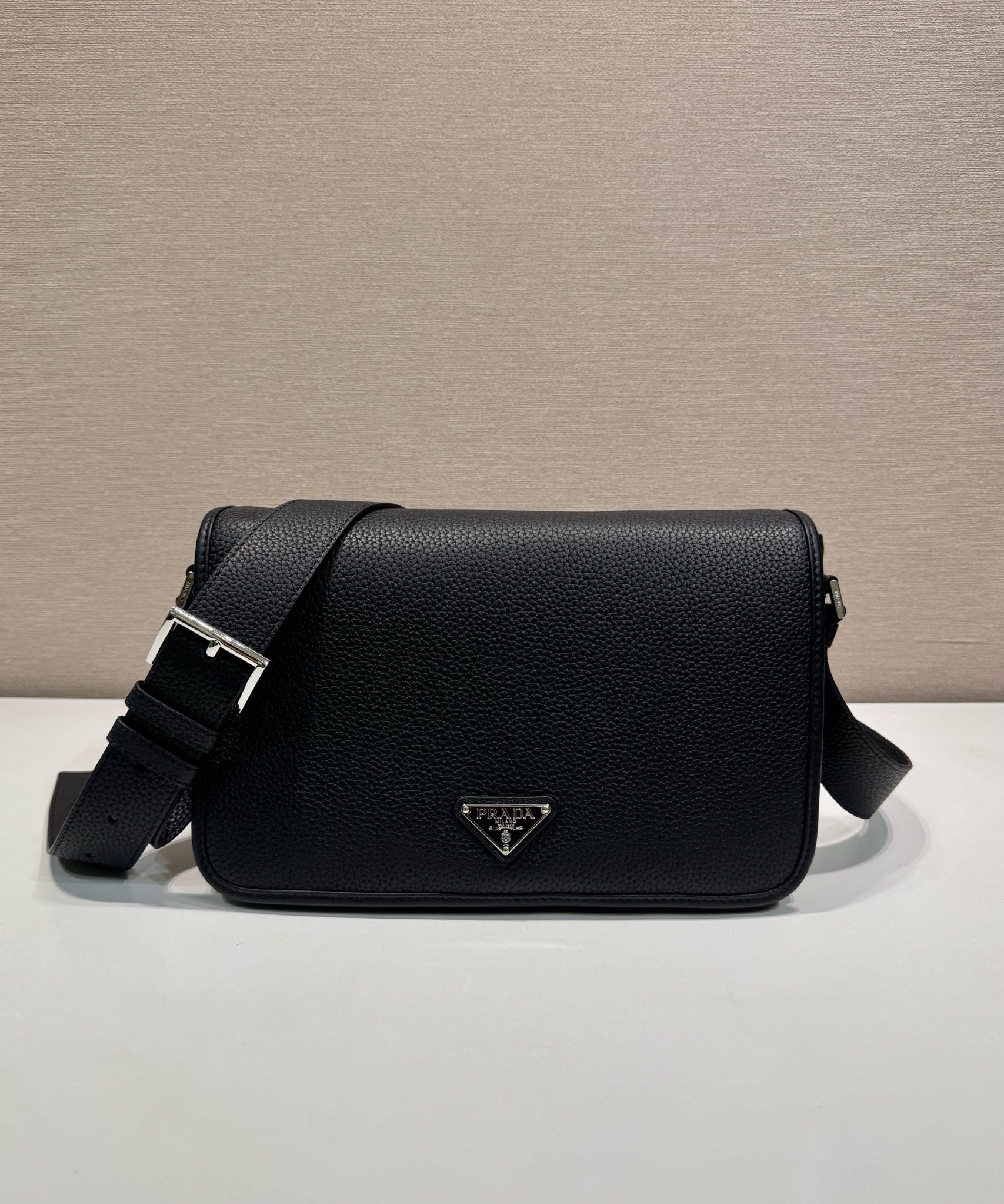普拉达 PRADA  邮差 斜跨 单肩包 真皮 黑色 H0-2VD075_2BBE_F0002