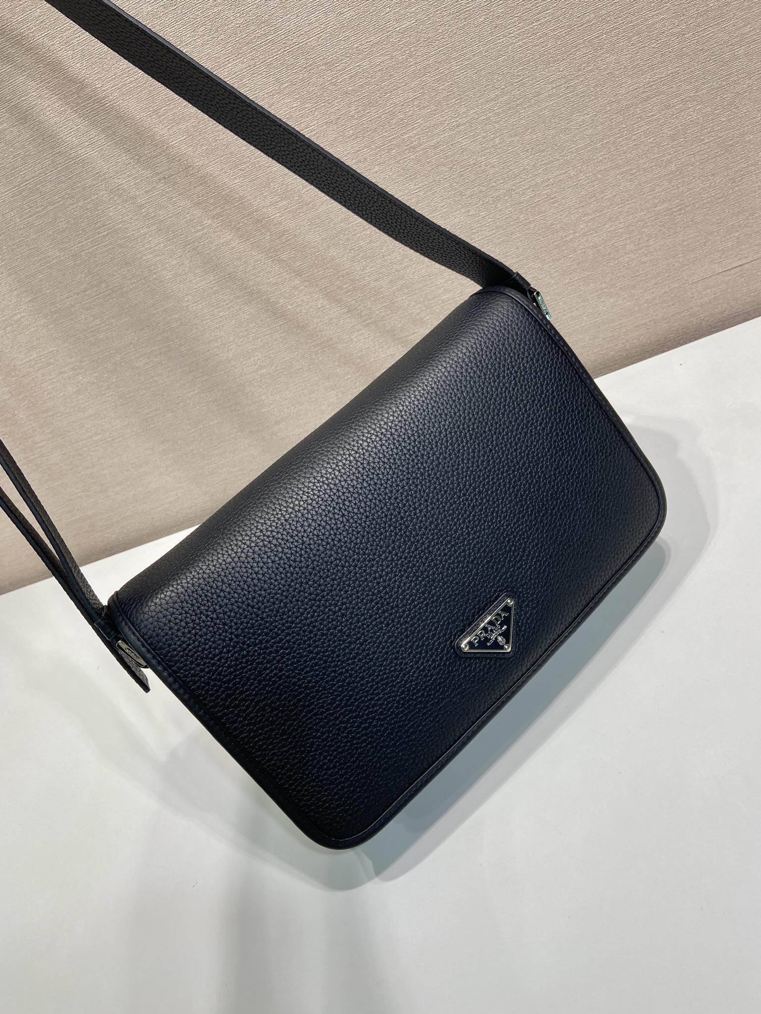 普拉达 PRADA  邮差 斜跨 单肩包 真皮 黑色 H0-2VD075_2BBE_F0002