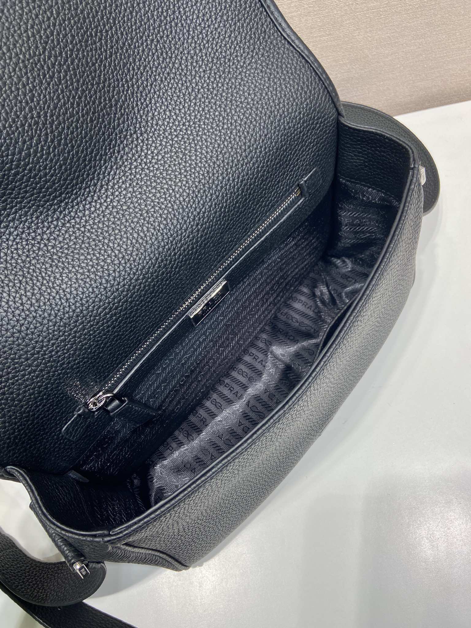 普拉达 PRADA  邮差 斜跨 单肩包 真皮 黑色 H0-2VD075_2BBE_F0002