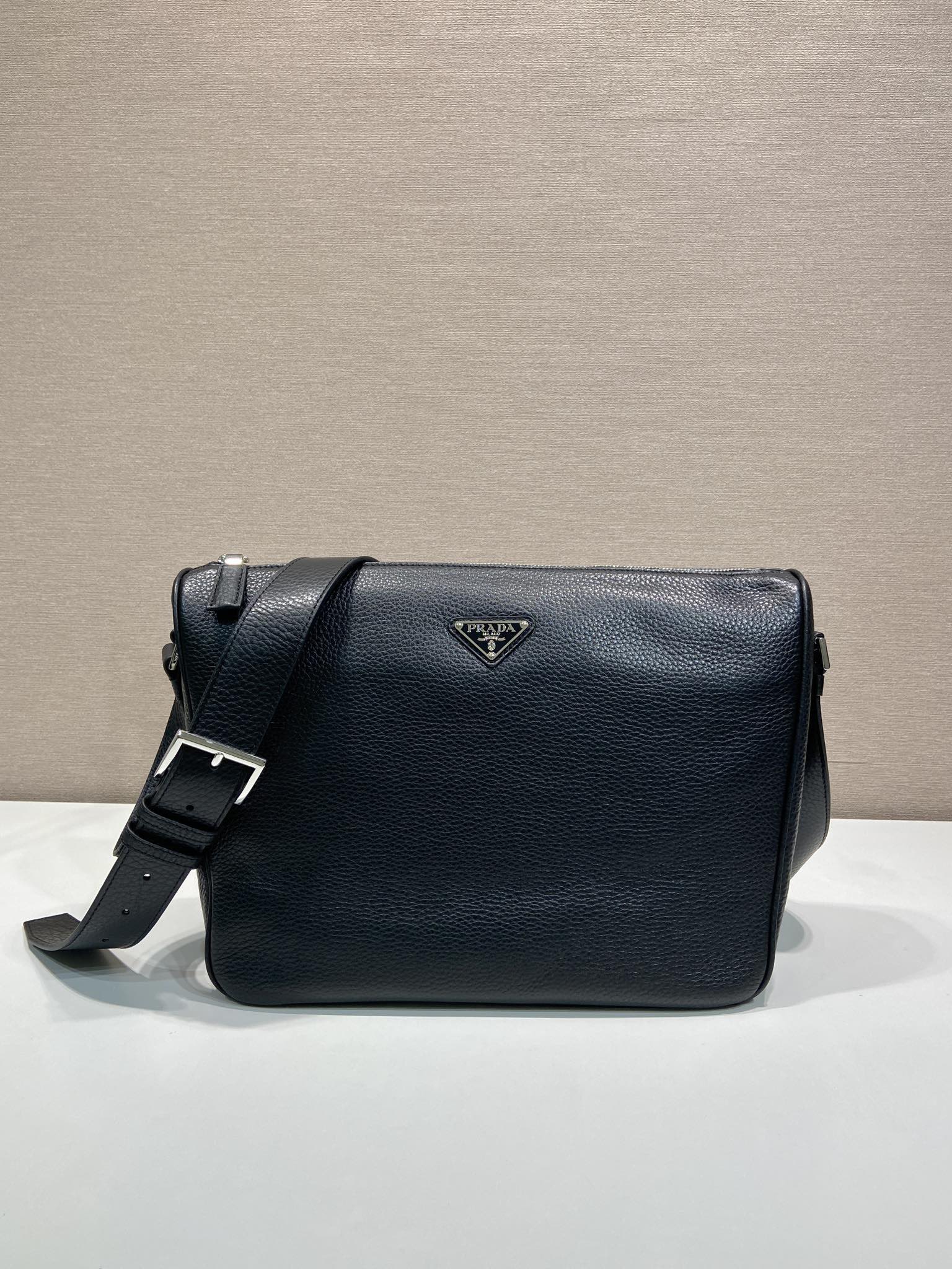 普拉达 PRADA  邮差 斜跨 单肩包 真皮 黑色 H0-2VH182_2BBE_F0002