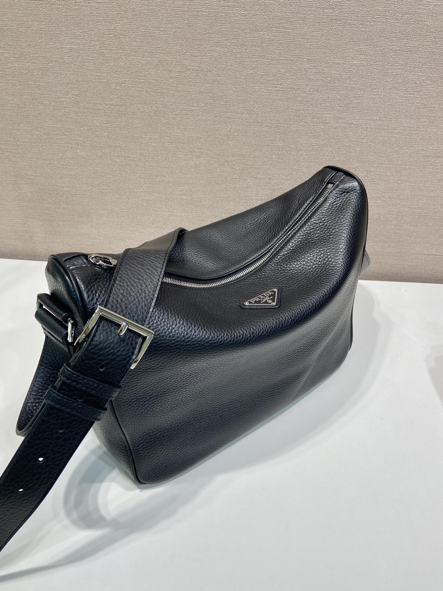 普拉达 PRADA  邮差 斜跨 单肩包 真皮 黑色 H0-2VH182_2BBE_F0002
