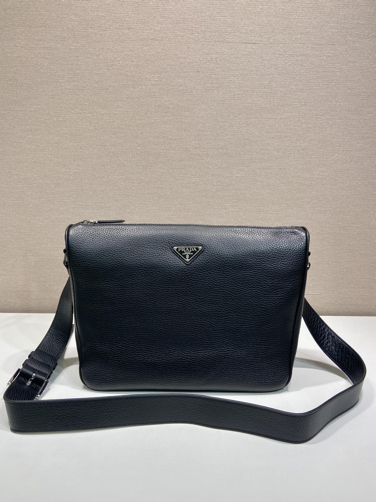 普拉达 PRADA  邮差 斜跨 单肩包 真皮 黑色 H0-2VH182_2BBE_F0002