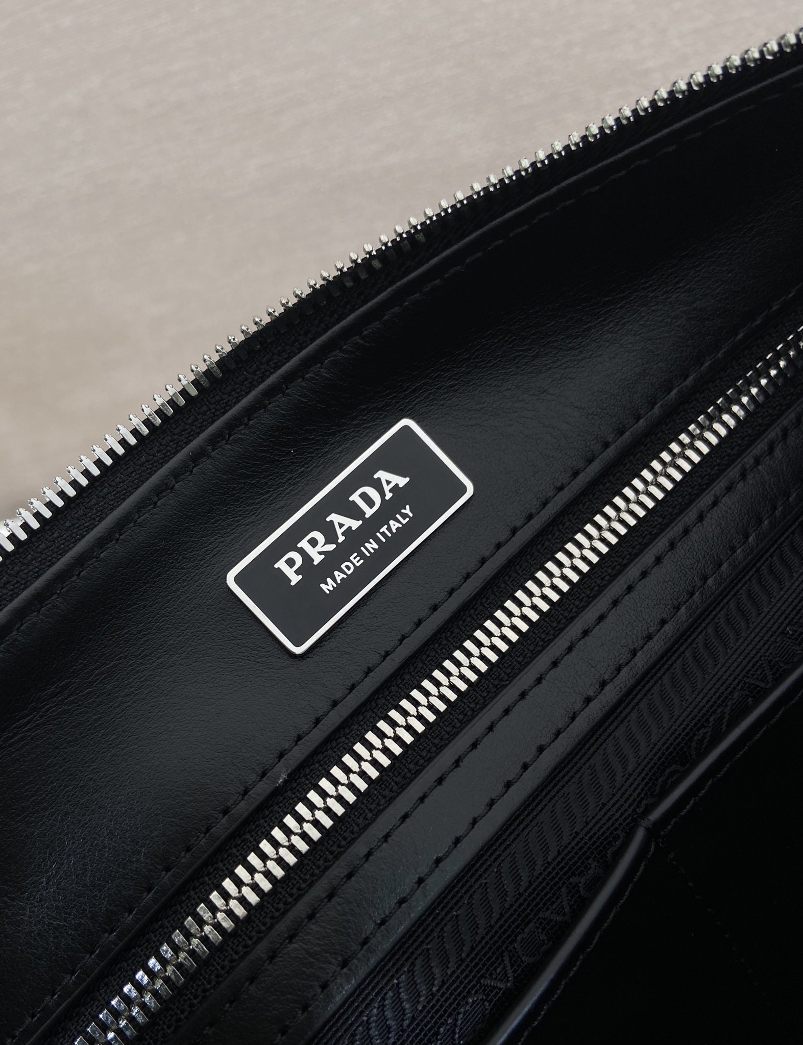 普拉达 PRADA  邮差 斜跨 单肩包 真皮 黑色 H0-2VH182_2BBE_F0002