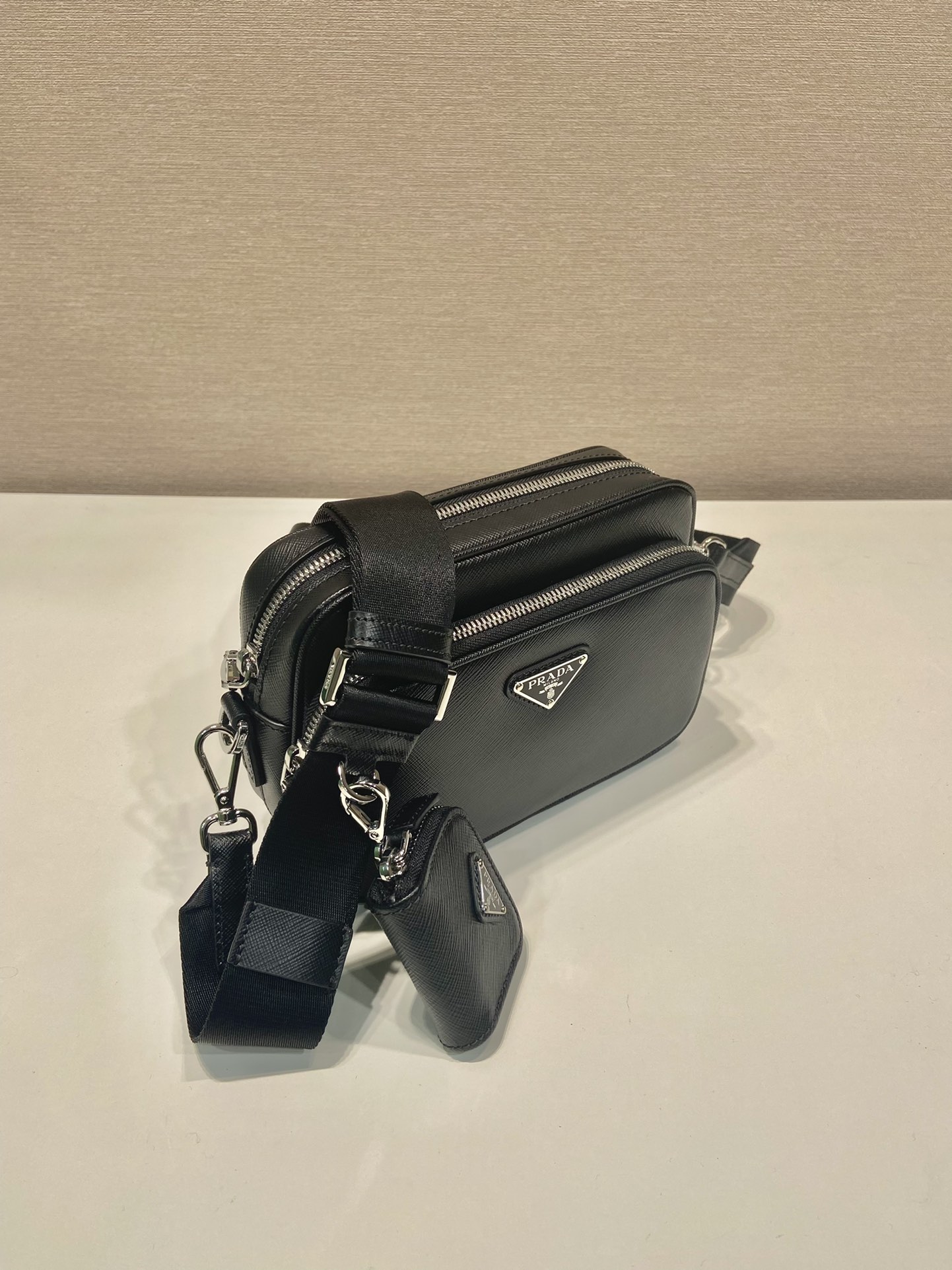 普拉达 PRADA  相机 斜跨 单肩包  黑色H0-2VH170_2DMH_F0002_V_XOO