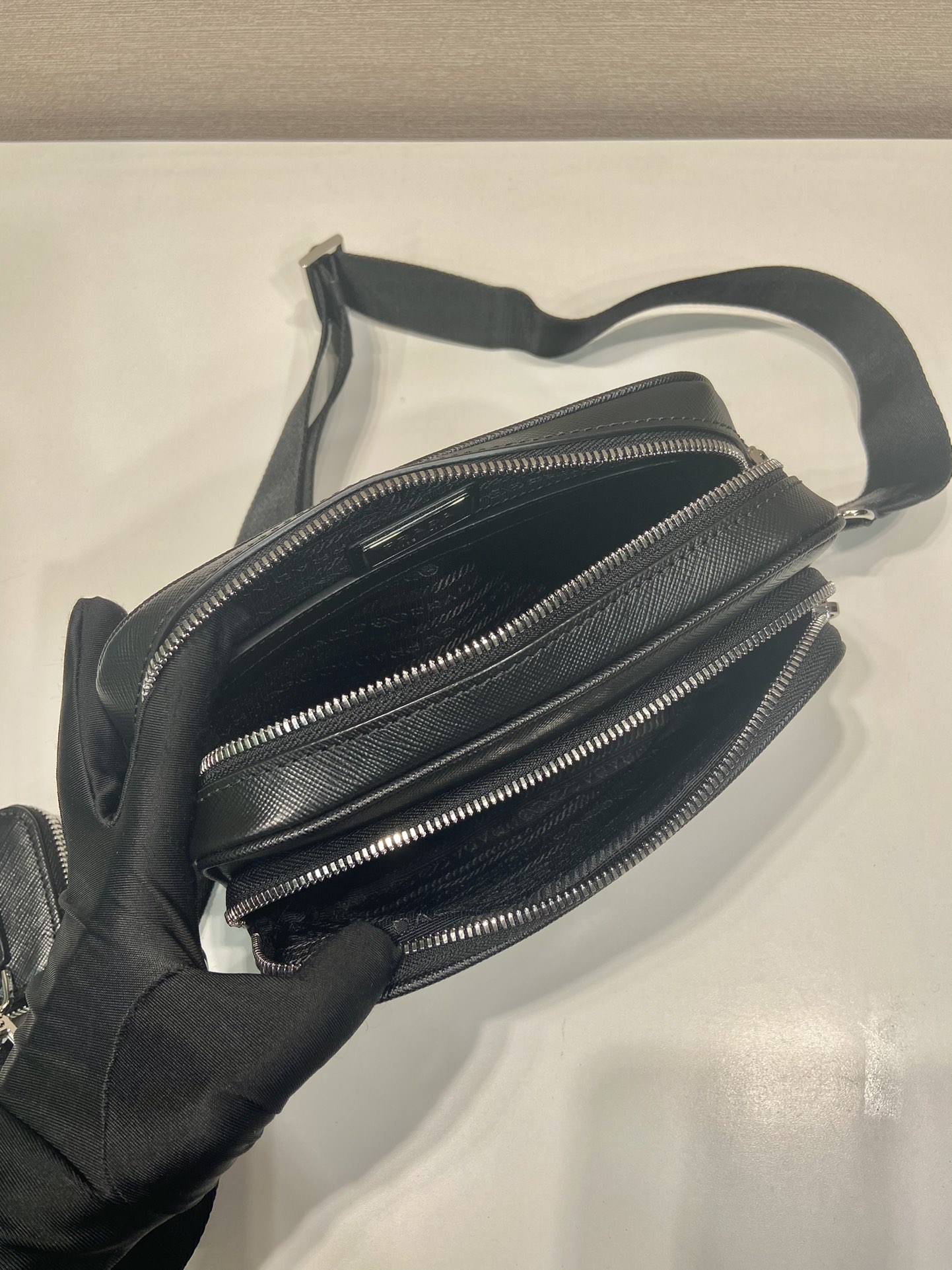 普拉达 PRADA  相机 斜跨 单肩包  黑色H0-2VH170_2DMH_F0002_V_XOO