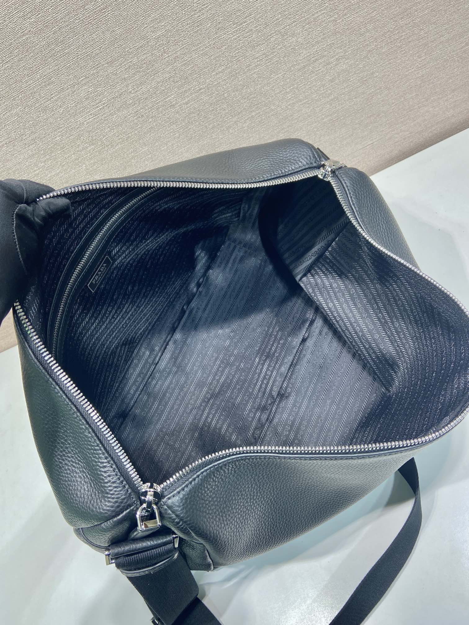 普拉达 PRADA  邮差 斜跨 单肩包 真皮 -尼龙肩带  黑色H0-2VH185_2BBE_F0002
