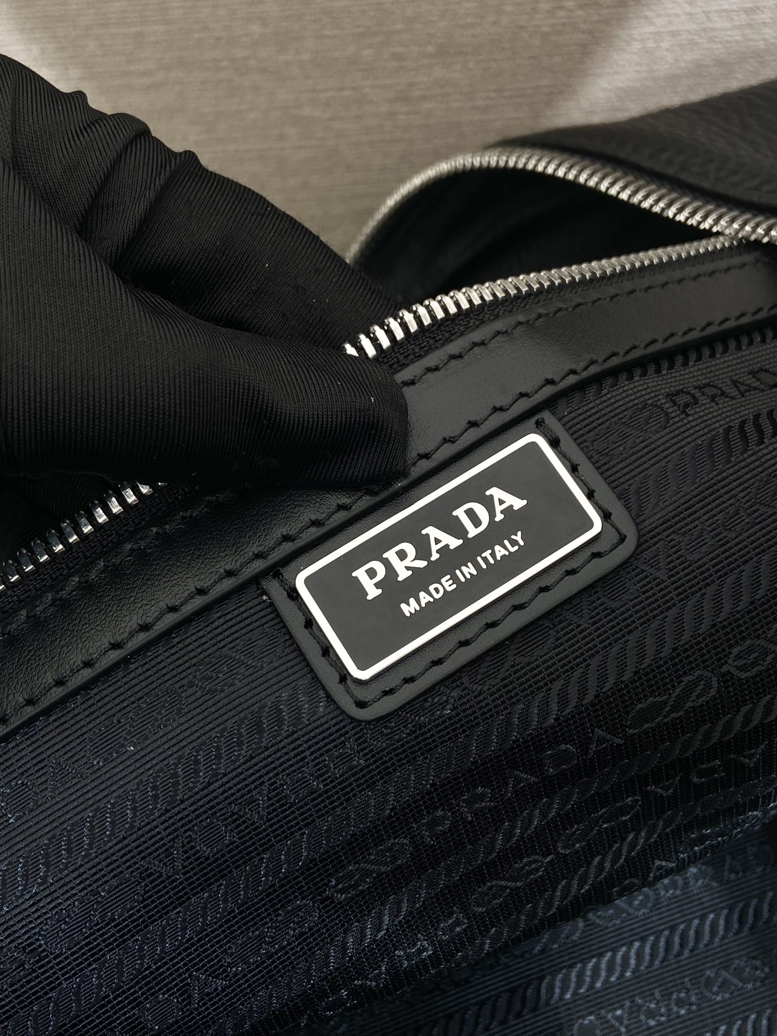 普拉达 PRADA  邮差 斜跨 单肩包 真皮 -尼龙肩带  黑色H0-2VH185_2BBE_F0002