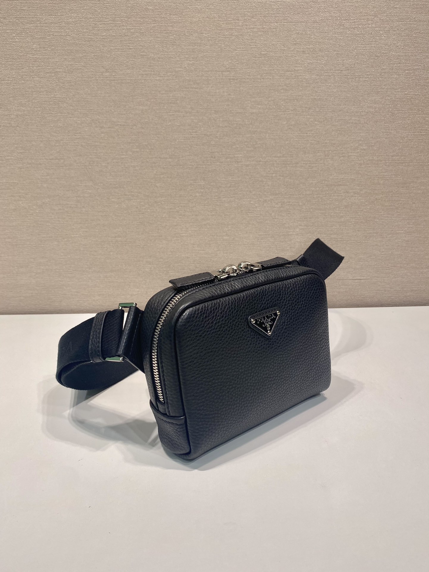 普拉达 PRADA  胸包 斜跨 单肩包  黑色 H0 2VH181_2BBE_F0002